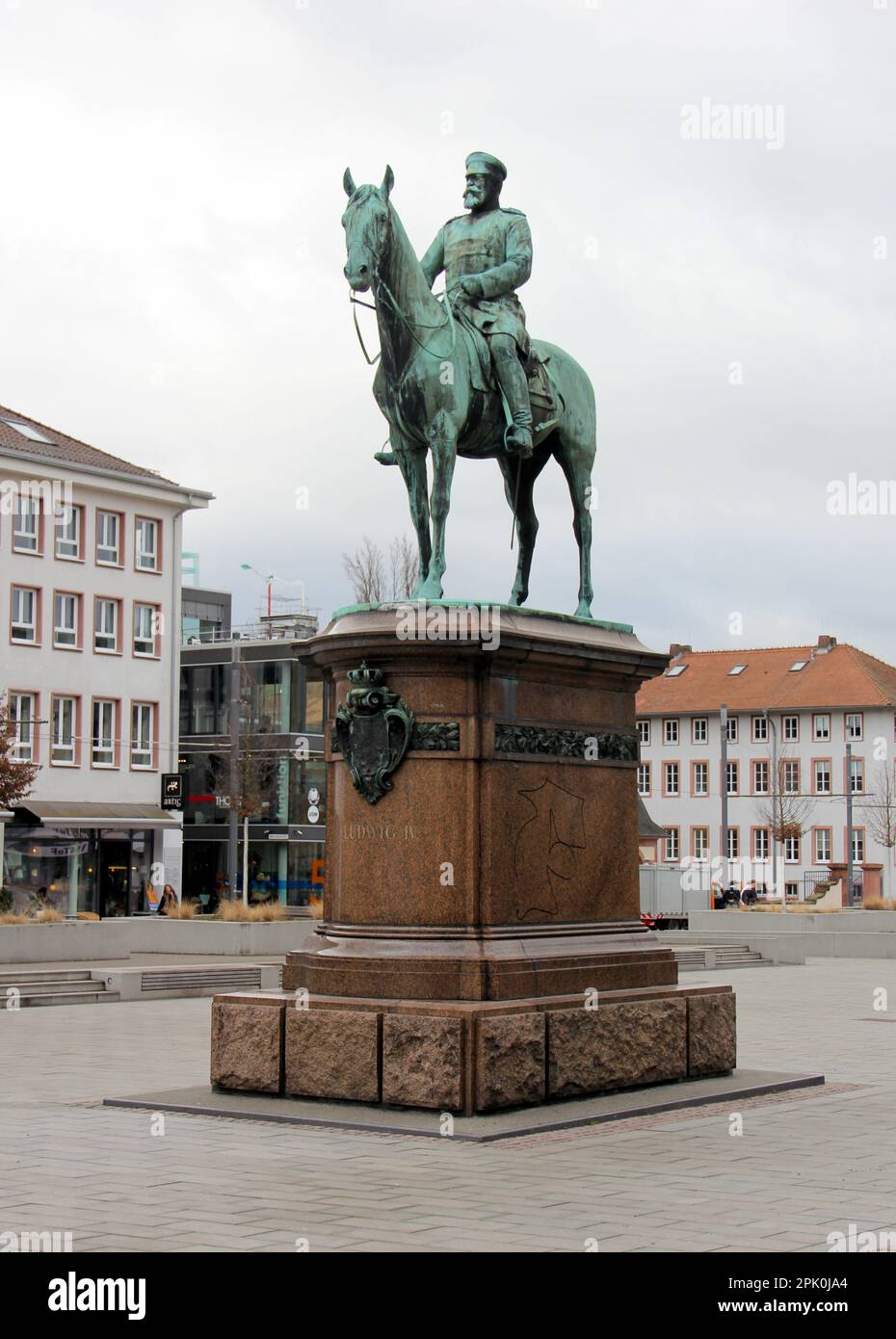 Reiterstatue von Ludwig IV., Großherzog von Hessen, auf dem Friedensplatz, Kunstwerk von Fritz Schaper, geschaffen 1898, Darmstadt, Deutschland Stockfoto