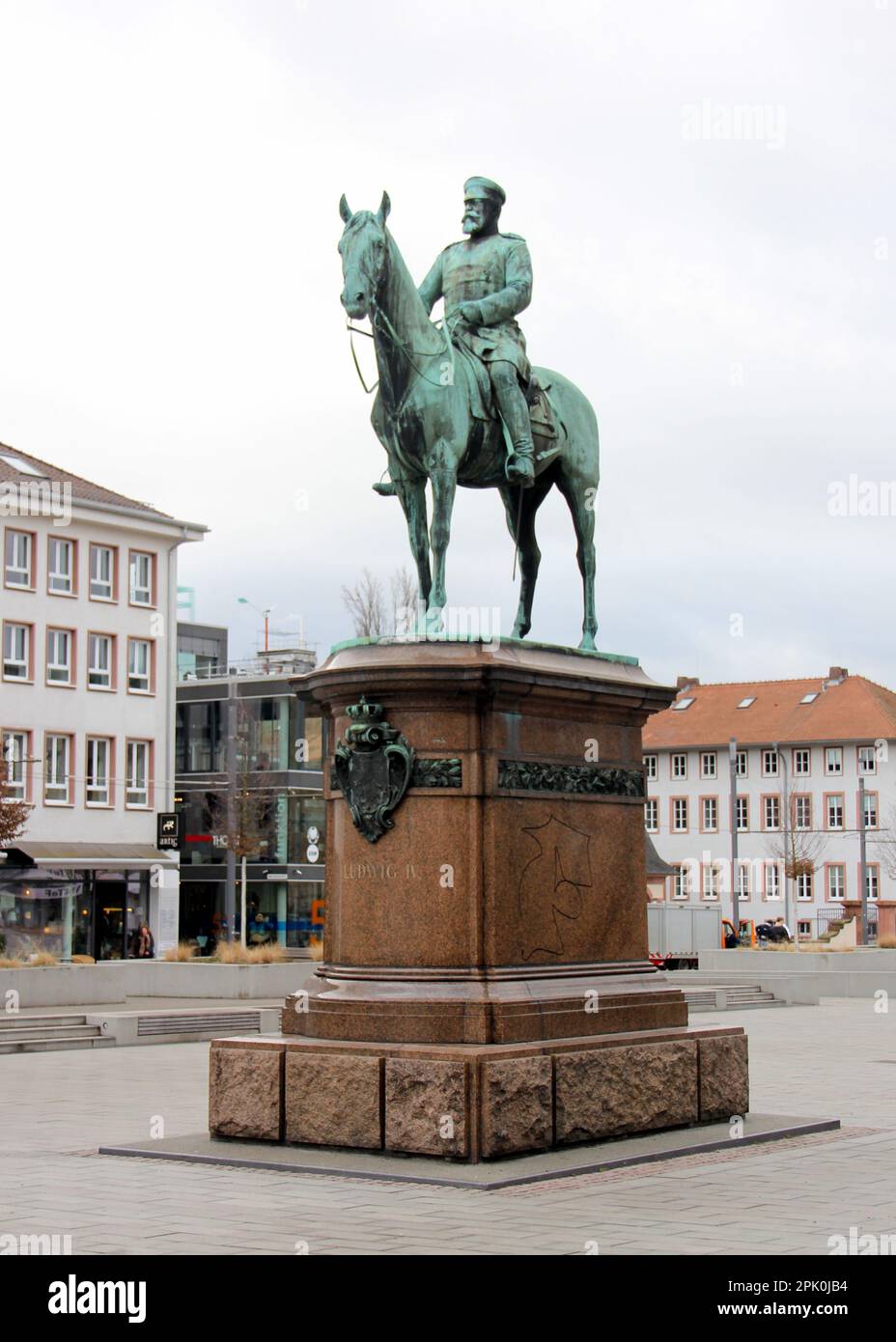 Reiterstatue von Ludwig IV., Großherzog von Hessen, auf dem Friedensplatz, Kunstwerk von Fritz Schaper, geschaffen 1898, Darmstadt, Deutschland Stockfoto