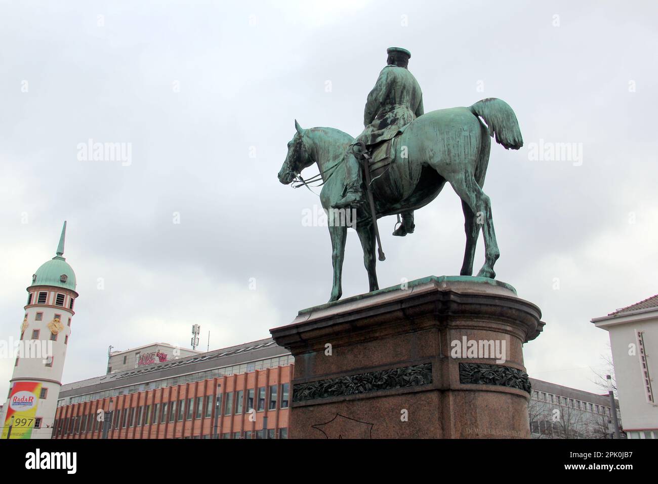 Reiterstatue von Ludwig IV., Großherzog von Hessen, auf dem Friedensplatz, Kunstwerk von Fritz Schaper, geschaffen 1898, Darmstadt, Deutschland Stockfoto