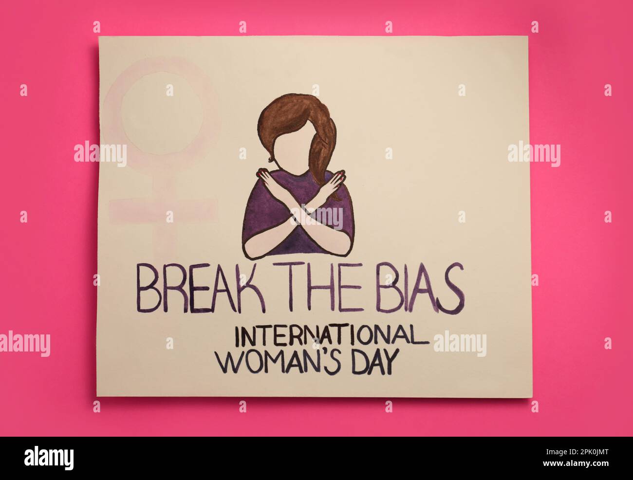 Karte mit Text Break the Bias, Internationaler Frauentag und Bild des Mädchens mit gekreuzten Armen auf pinkfarbenem Hintergrund, Draufsicht Stockfoto