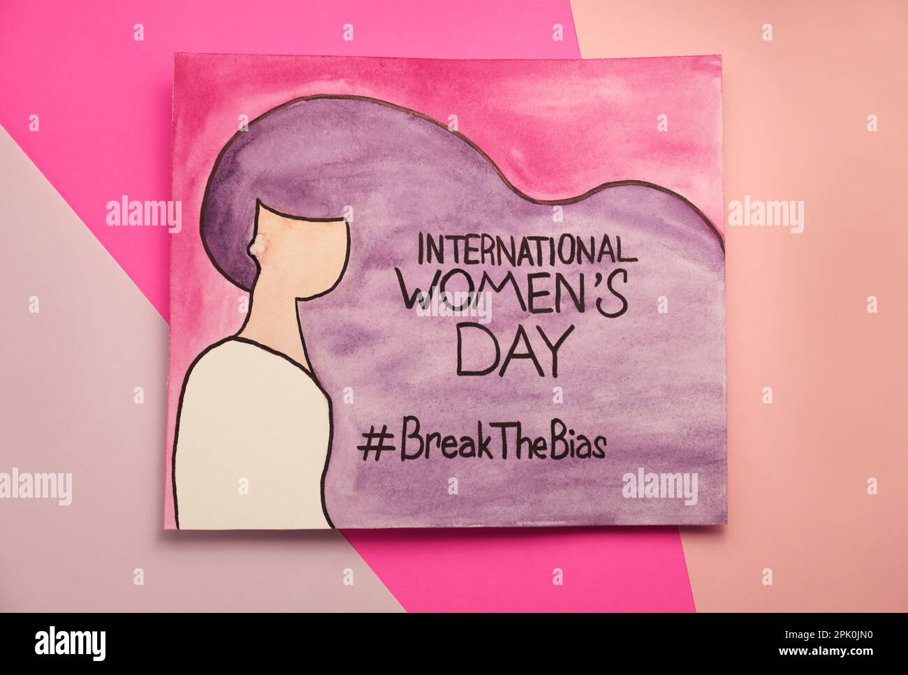 Karte mit Text Internationaler Frauentag, Hashtag BreakTheBias und Malerei eines Mädchens auf farbigem Hintergrund, Draufsicht Stockfoto