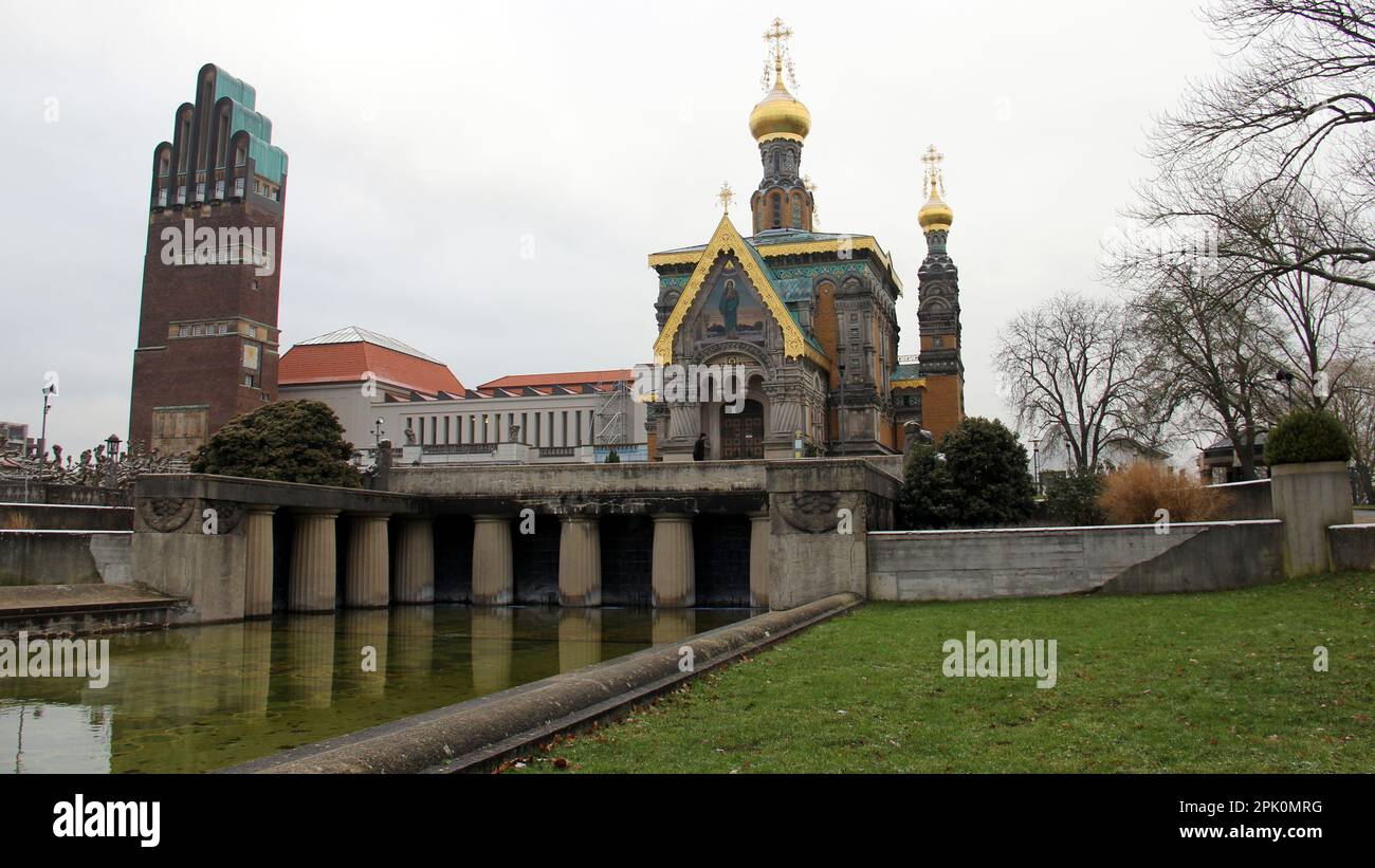 St. Mary Magdalene Chapel, historische russisch-orthodoxe Kirche in Mathildenhoehe, 1897-1899 erbaut, Hochzeitsturm im Hintergrund, Darmstadt, Deutschland Stockfoto