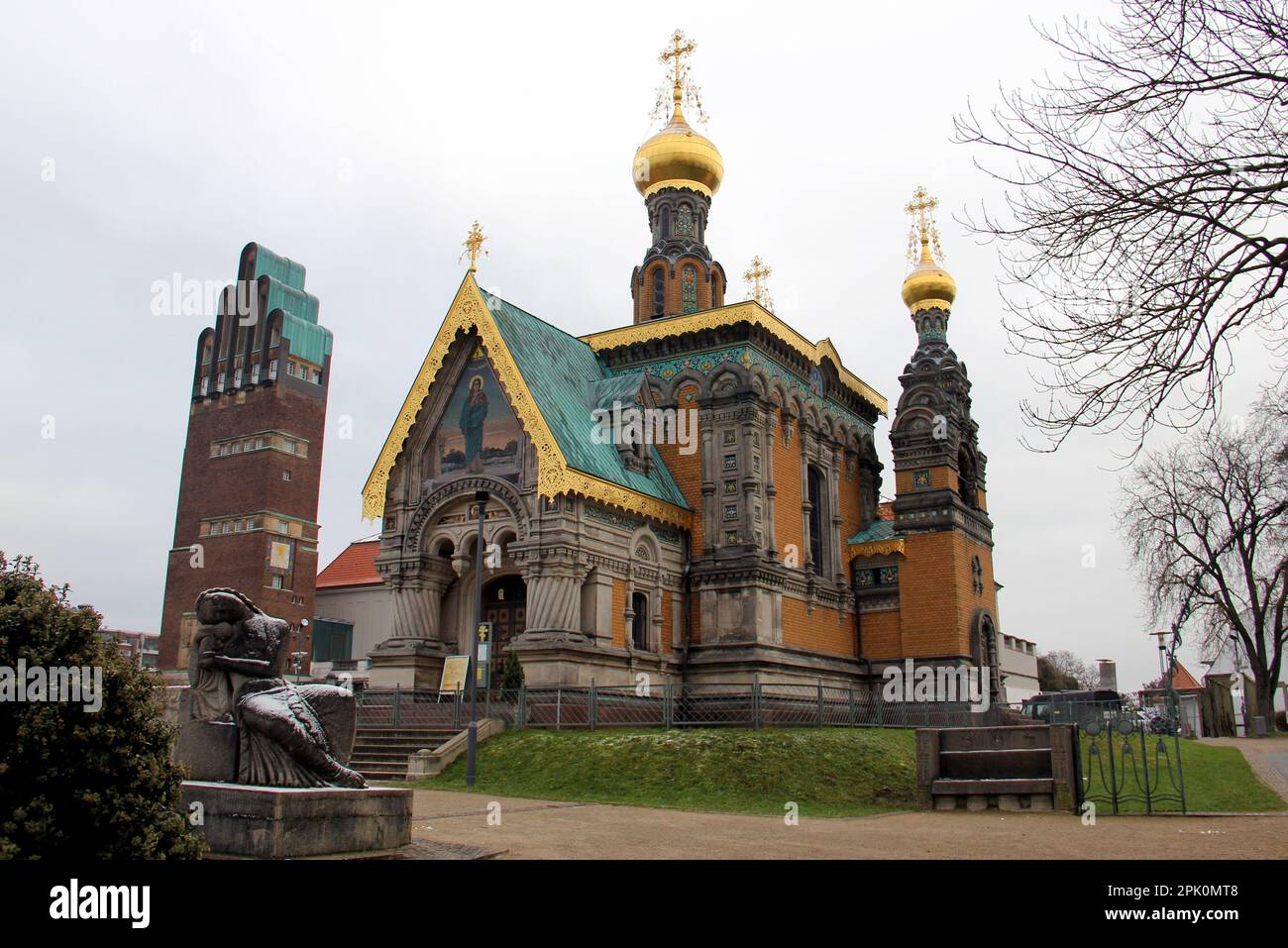 St. Mary Magdalene Chapel, historische russisch-orthodoxe Kirche am Mathildenhohen, erbaut zwischen 1897 und 1899, Hochzeitsturm im Hintergrund, Darmstadt, Deutschland Stockfoto