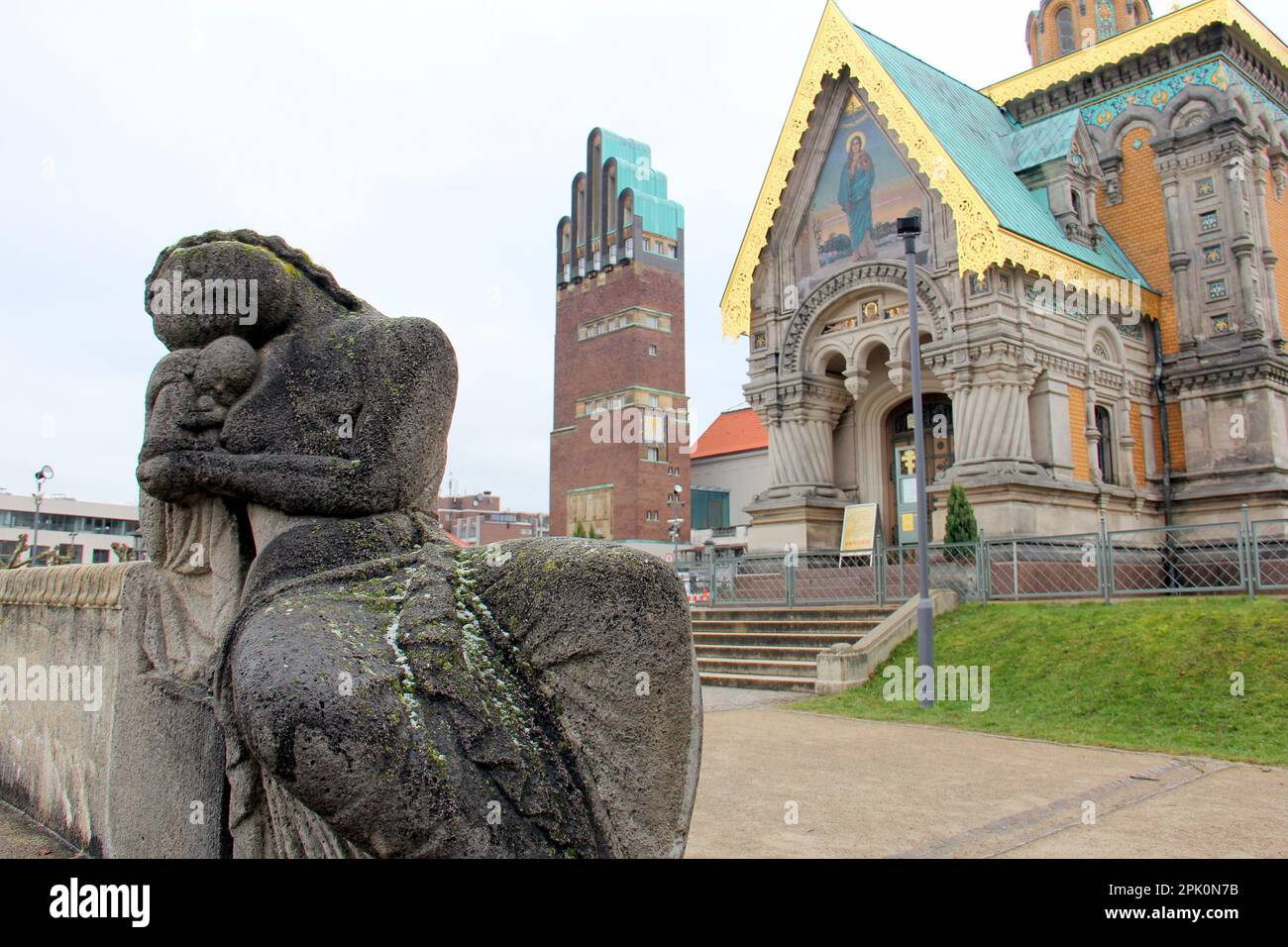 St. Mary Magdalene Chapel ist eine historische russisch-orthodoxe Kirche am Mathildenhohen, eine Steinskulptur von St. Mary im Vordergrund, Darmstadt, Deutschland Stockfoto