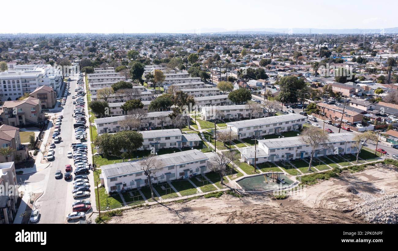 Historische öffentliche Wohnbauprojekte in Watts, Kalifornien, USA, aus der Vogelperspektive am Nachmittag. Stockfoto