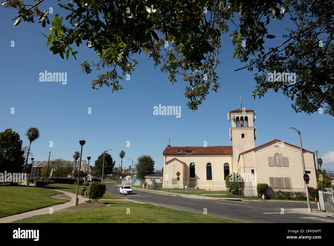 Watts, Kalifornien, USA - 25. Februar 2023: Die Nachmittagssonne scheint auf eine historische Kirche und ein historisches Viertel. Stockfoto