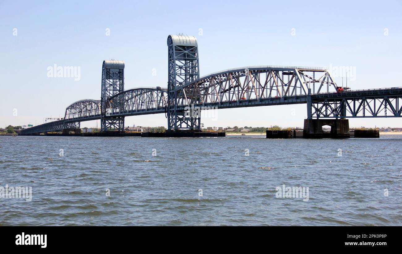 Marine ParkwayGil Hodges Memorial Bridge, über Rockaway Inlet, Blick von der Brooklyn Side in Richtung Queens, New York, NY, USA Stockfoto