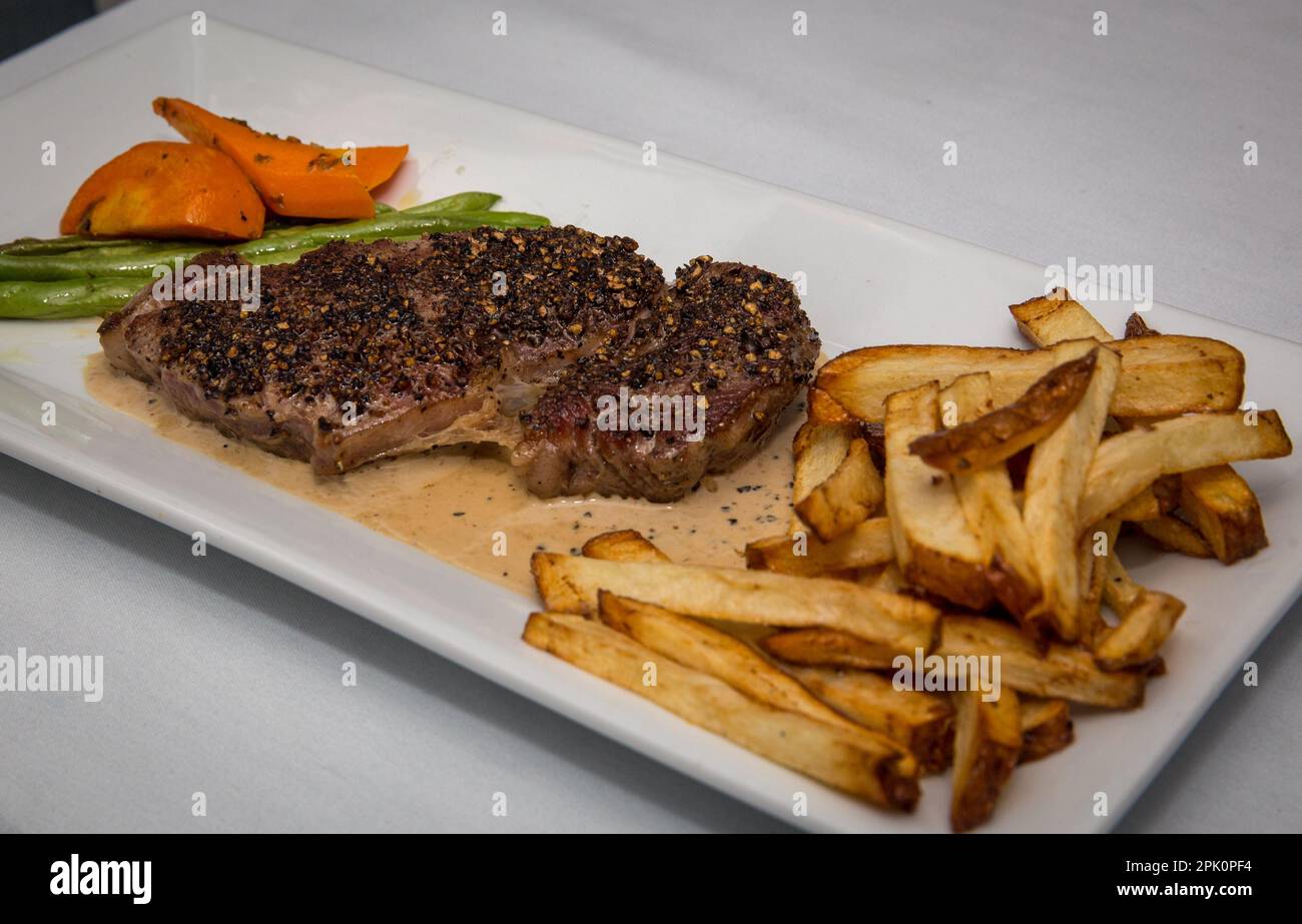 Steak & Pommes Dinner mit Pommes und Gemüse Stockfoto