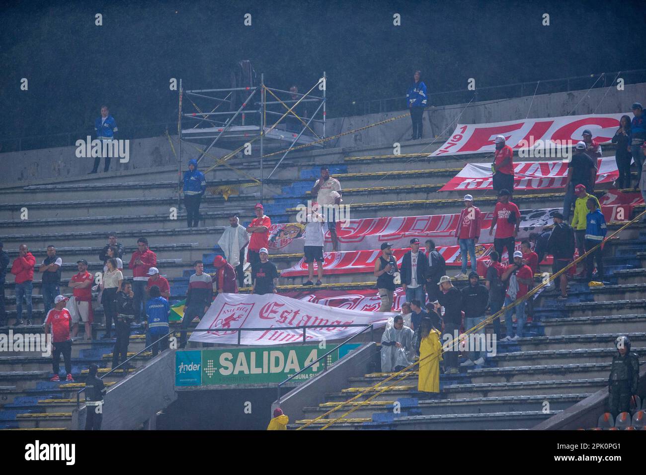 Medellin, Kolumbien, 04. April 2023. Fans von Internacional, während des Spiels zwischen Independiente Medellín und Internacional für die 1. Runde der Gruppe B der Libertadores 2023, in Atanasio Girardot, Medellin, Kolumbien, am 04. April. Foto: Max Peixoto/DiaEsportivo/DiaEsportivo/Alamy Live News Stockfoto