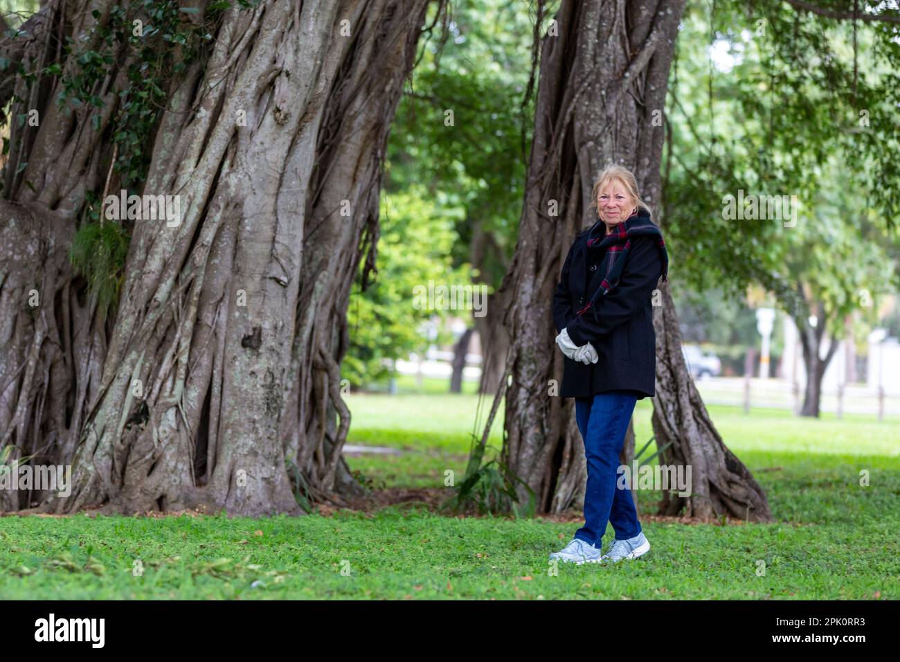 Im Dreher Park in West Palm Beach, Florida, USA, wandert eine Frau