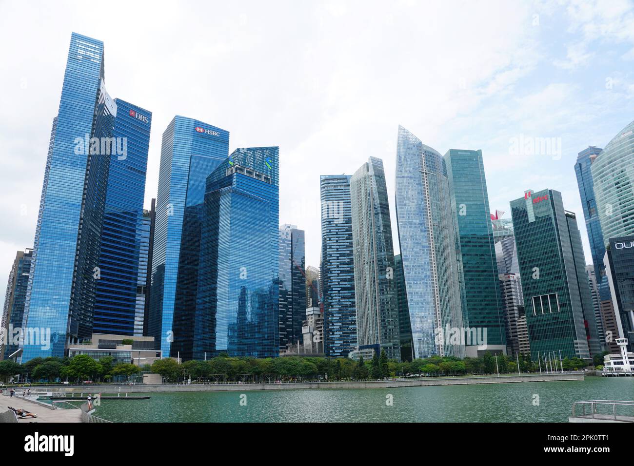 Marina Bay, Singapur - 19. Februar 2023 - Blick auf die hohen und modernen Gebäude am Wasser Stockfoto