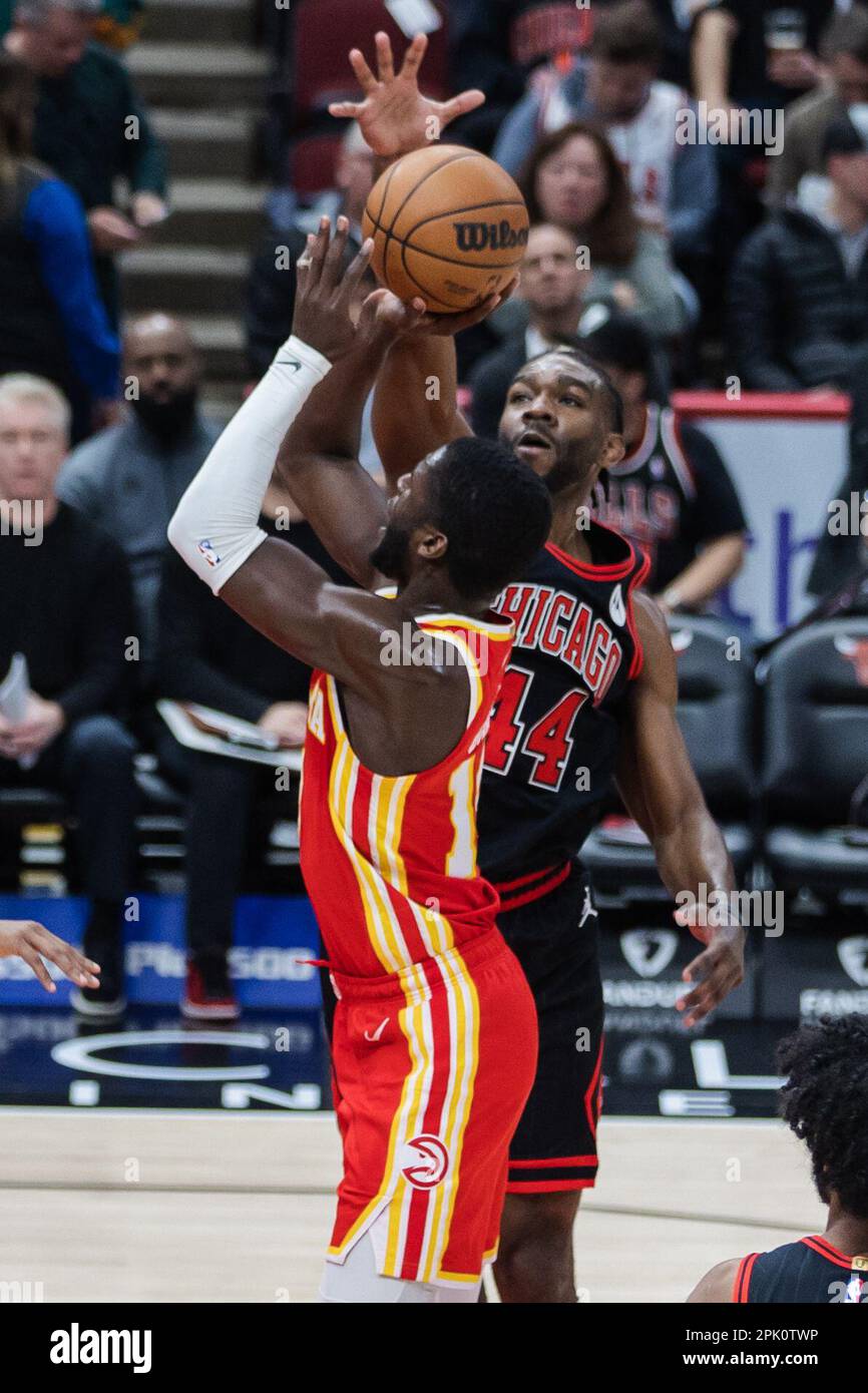 Chicago, USA. 04. April 2023. Chicago, USA, 4. April 2023: Patrick Williams (44 Chicago Bulls) blockiert den Wurf während des Spiels zwischen den Chicago Bulls und den Atlanta Hawks am Dienstag, den 4. April 2023 im United Center, Chicago, USA. (KEINE KOMMERZIELLE NUTZUNG) (Shaina Benhiyoun/SPP) Guthaben: SPP Sport Press Photo. Alamy Live News Stockfoto