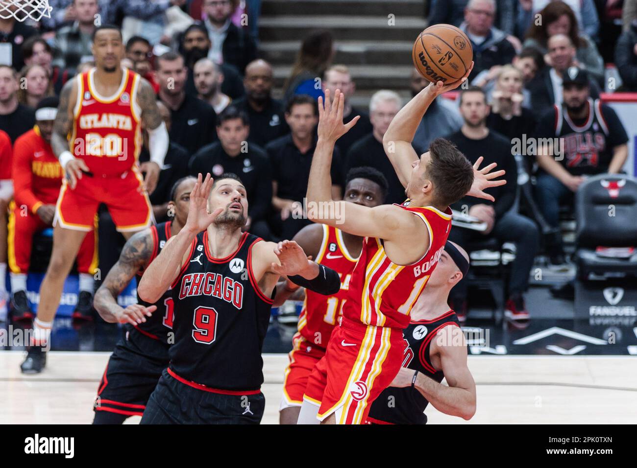 Chicago, USA. 04. April 2023. Chicago, USA, 4. April 2023: Bogdan Bogdanovic (13 Atlanta Hawks) schießt den Ball während des Spiels zwischen den Chicago Bulls und den Atlanta Hawks am Dienstag, den 4. April 2023 im United Center, Chicago, USA. (KEINE KOMMERZIELLE NUTZUNG) (Shaina Benhiyoun/SPP) Guthaben: SPP Sport Press Photo. Alamy Live News Stockfoto