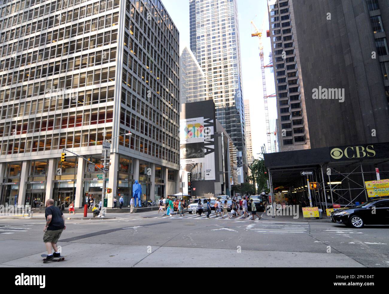 Ein Mann, der auf der 6. Ave. In Manhattan, New York City, USA, Skateboarden fährt. Stockfoto