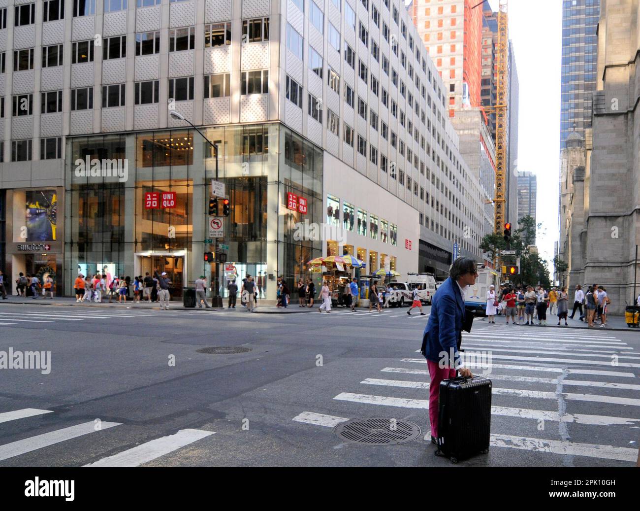 Ein Mann wartet auf ein Taxi auf der 5. Avenue in Midtown Manhattan, New York City, USA. Stockfoto