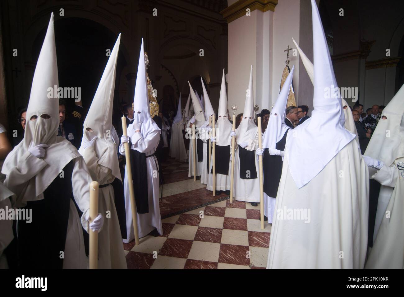 Malaga, Spanien. 04. April 2023. Die Brüder „Estrella“ warten in einer Kirche, bevor sie während der Feierlichkeiten der Heiligen Woche an der Prozession teilnehmen. Tausende von Menschen feiern die Heilige Woche und warten darauf, die Bruderschaften und Osterprozessionen in den Straßen der Stadt zu sehen. Die Heilige Woche in Andalusien, die Tausende von Gläubigen und Gläubigen zusammenbringt, gilt als eine der wichtigsten religiösen und kulturellen Feierlichkeiten in der Region. (Foto: Jesus Merida/SOPA Images/Sipa USA) Guthaben: SIPA USA/Alamy Live News Stockfoto