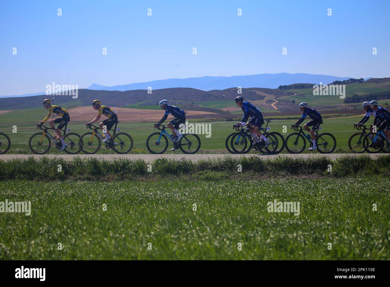Torres del Rio, Spanien. 04. April 2023. Das führende Peloton, das das Peloton während der 2. Etappe des Baskenlandes Itzulia 2023 zwischen Viana und Leitza am 04. April 2023 in Torres del Rio, Spanien, zieht. (Foto: Alberto Brevers/Pacific Press) Kredit: Pacific Press Media Production Corp./Alamy Live News Stockfoto