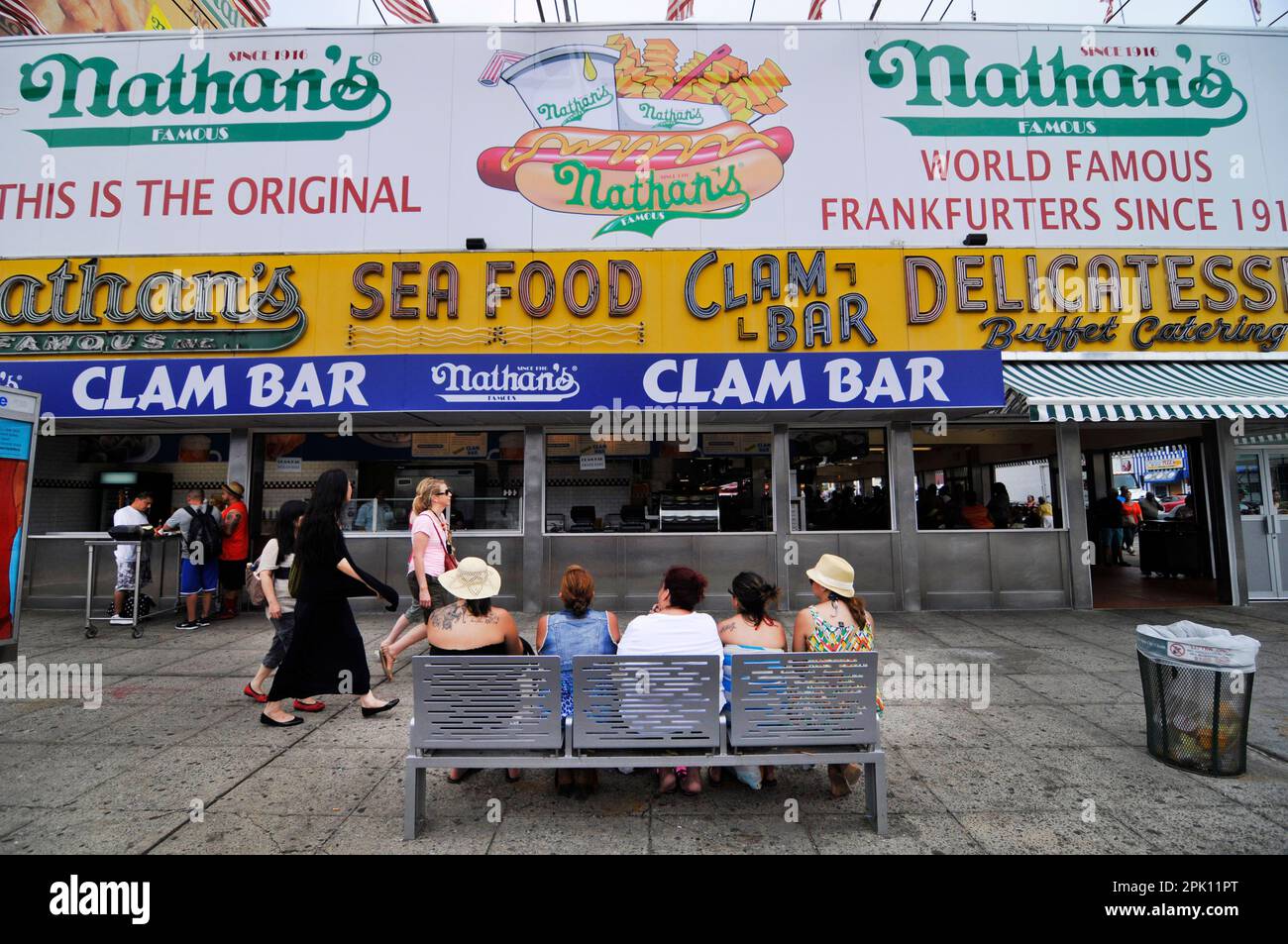Nathan's berühmtes Hot Dog Restaurant auf Coney Island, Brooklyn, New York, USA. Stockfoto