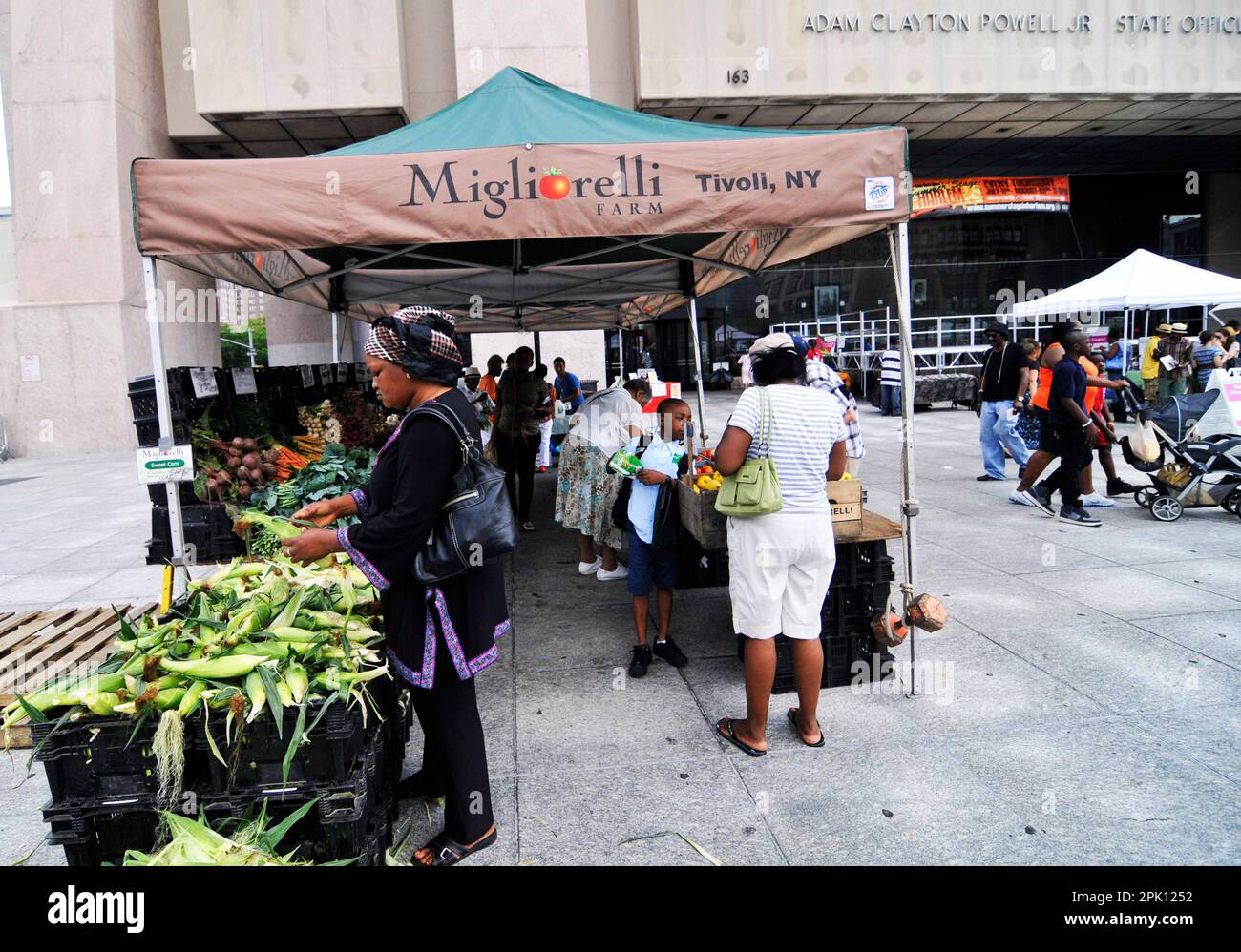 Ein Markt für frische Produkte am Adam Clayton Powell Gebäude in Harlem, New York City, USA. Stockfoto