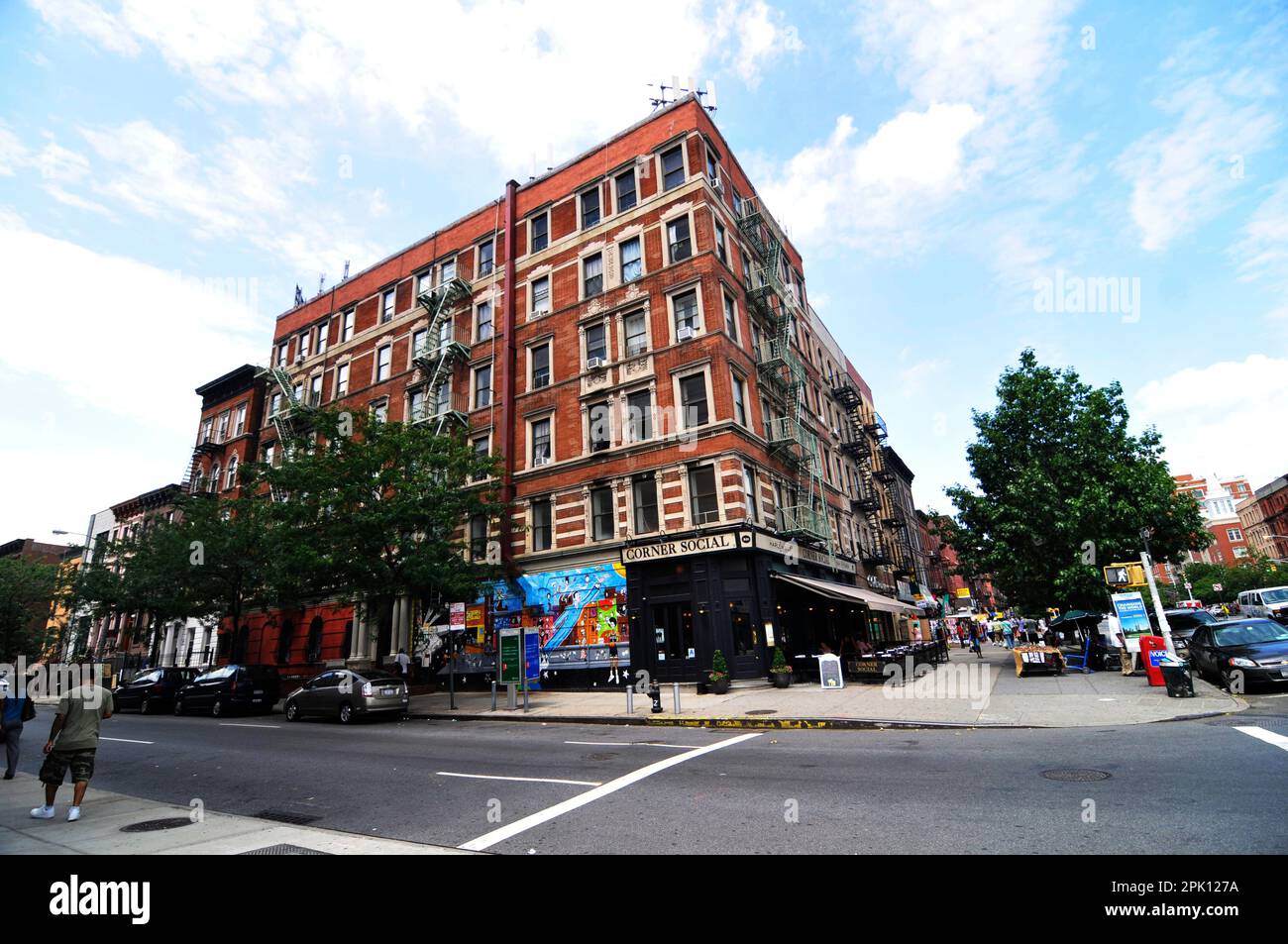 Corner Social am Malcolm X Boulevard ( Lenox Ave. ) In Harlem, Manhattan, New York City, USA. Stockfoto