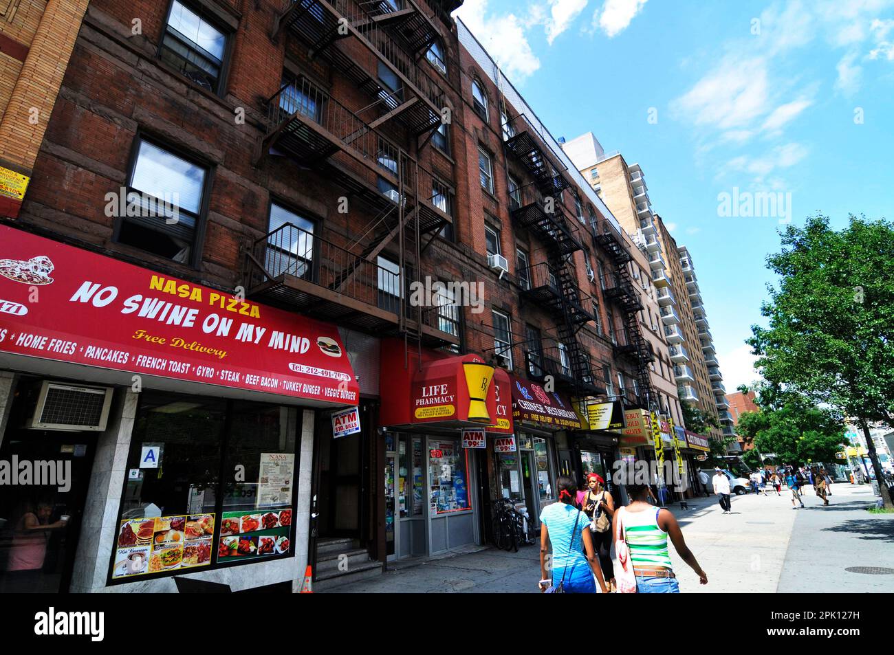 Spaziergang auf dem Malcolm X Blvd in Harlem, New York City, USA. Stockfoto