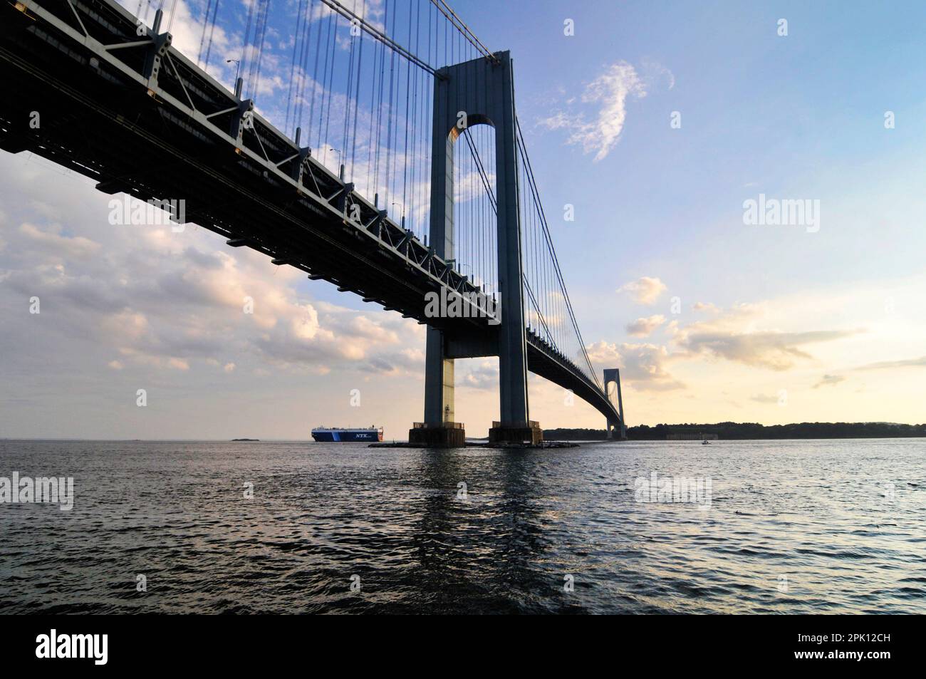 Die Verrazzano Bridge aus der Sicht der Bay Ridge Promenade in Brooklyn, New York City, NY, USA. Stockfoto