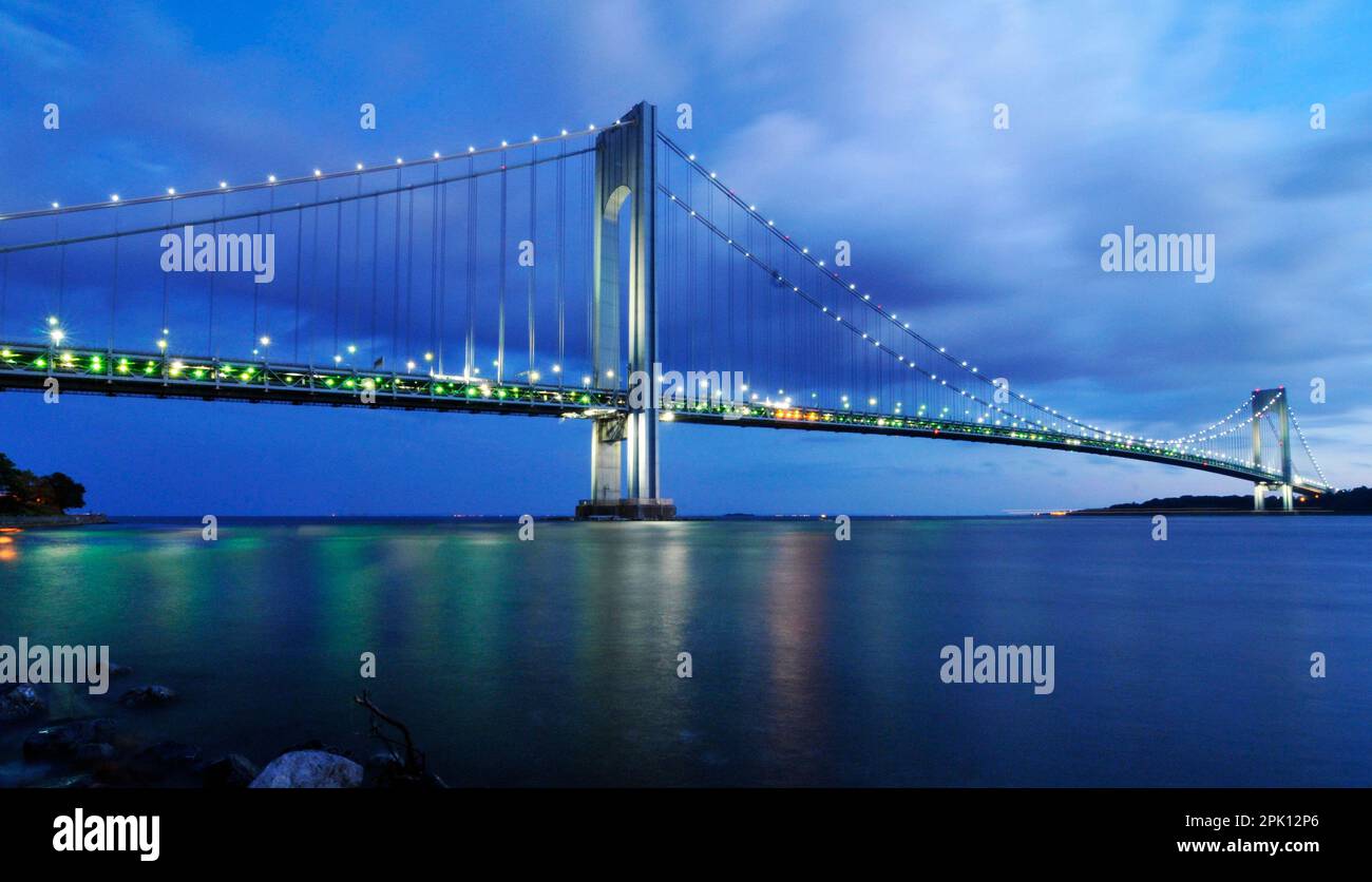 Die Verrazzano Bridge aus der Sicht der Bay Ridge Promenade in Brooklyn, New York City, NY, USA. Stockfoto