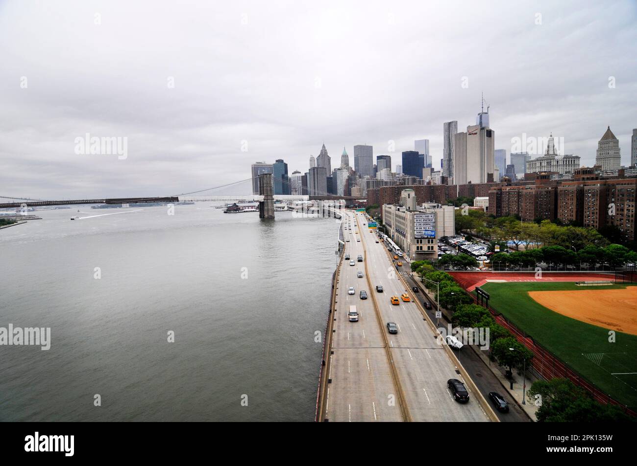 Blick auf Manhattan und den FDR Drive von der Manhattan Bridge in New York City, USA. Stockfoto