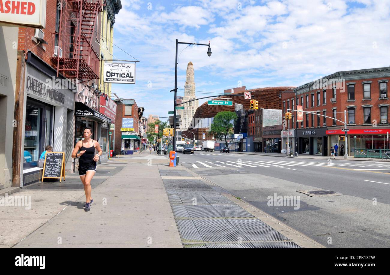 Eine Joggingfrau auf der Flatbush Avenue in Brooklyn, New York City, USA. Stockfoto