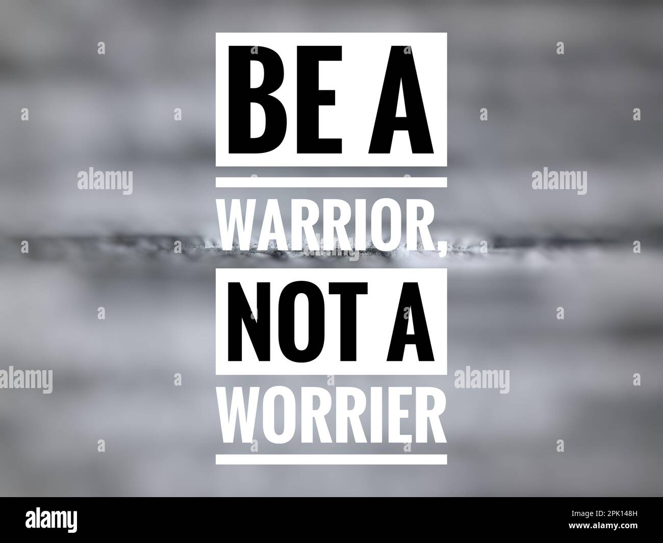 Motivierendes Zitat mit Phrase geschrieben SEI Ein KRIEGER, KEIN SORGE. Unscharfer Hintergrund Stockfoto