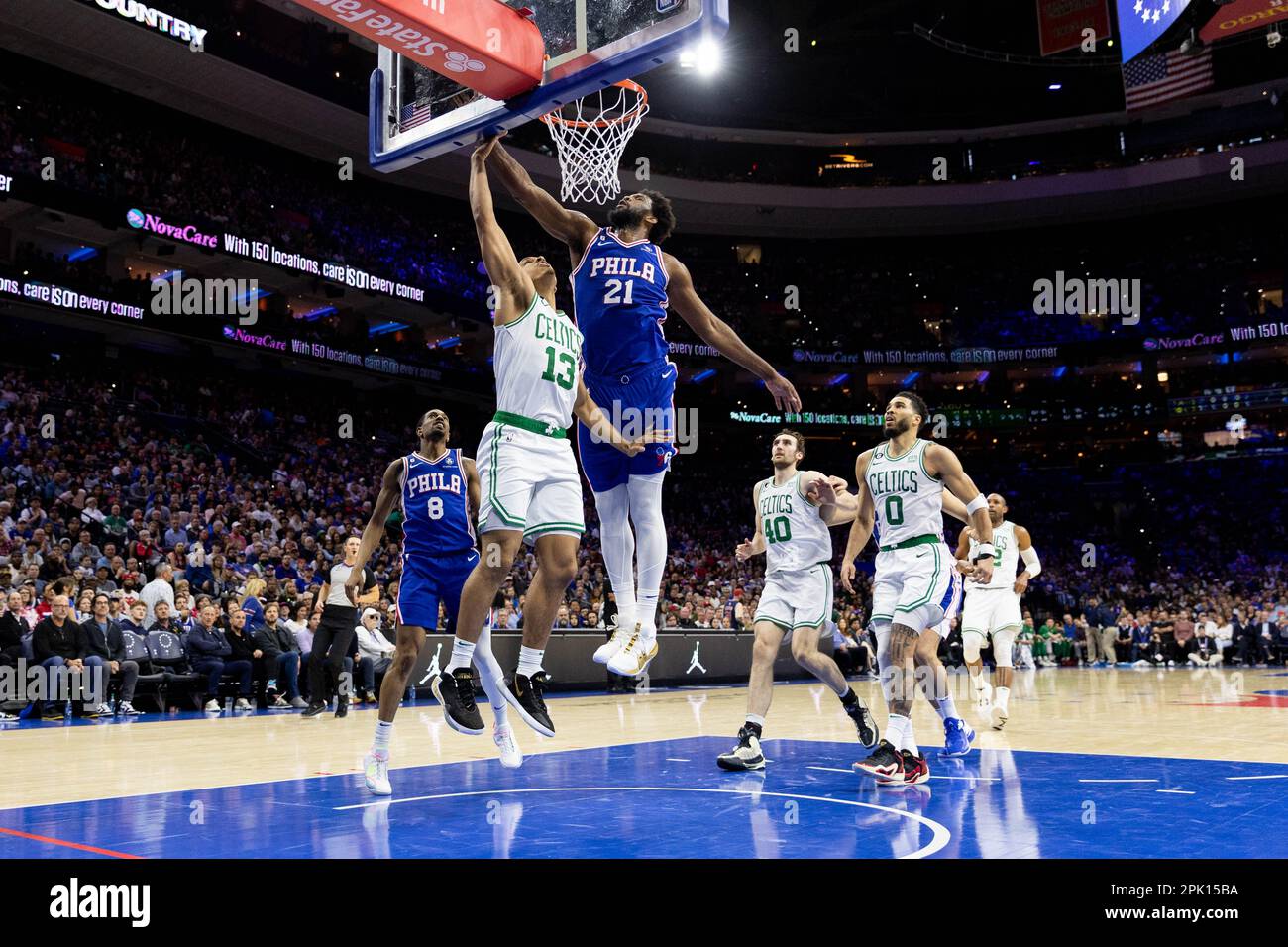 Philadelphia, Vereinigte Staaten Von Amerika. 12. Dezember 2022. Philadelphia, Vereinigte Staaten von Amerika, April 4. 2023: Joel Embiid (21 Sixers) blockiert während des Spiels der National Basketball League zwischen Philadelphia 76ers und den Boston Celtics im Wells Fargo Center in Philadelphia, Pennsylvania, USA (KEINE KOMMERZIELLE NUTZUNG) einen Wurf aus Malcolm Brogdon (13 Celtics). (Colleen Claggett/SPP) Kredit: SPP Sport Press Photo. Alamy Live News Stockfoto