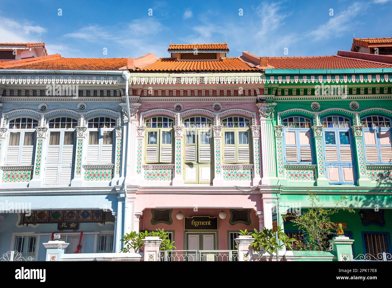 Traditionelle farbenfrohe Einkaufshäuser, Singapur Stockfotografie - Alamy