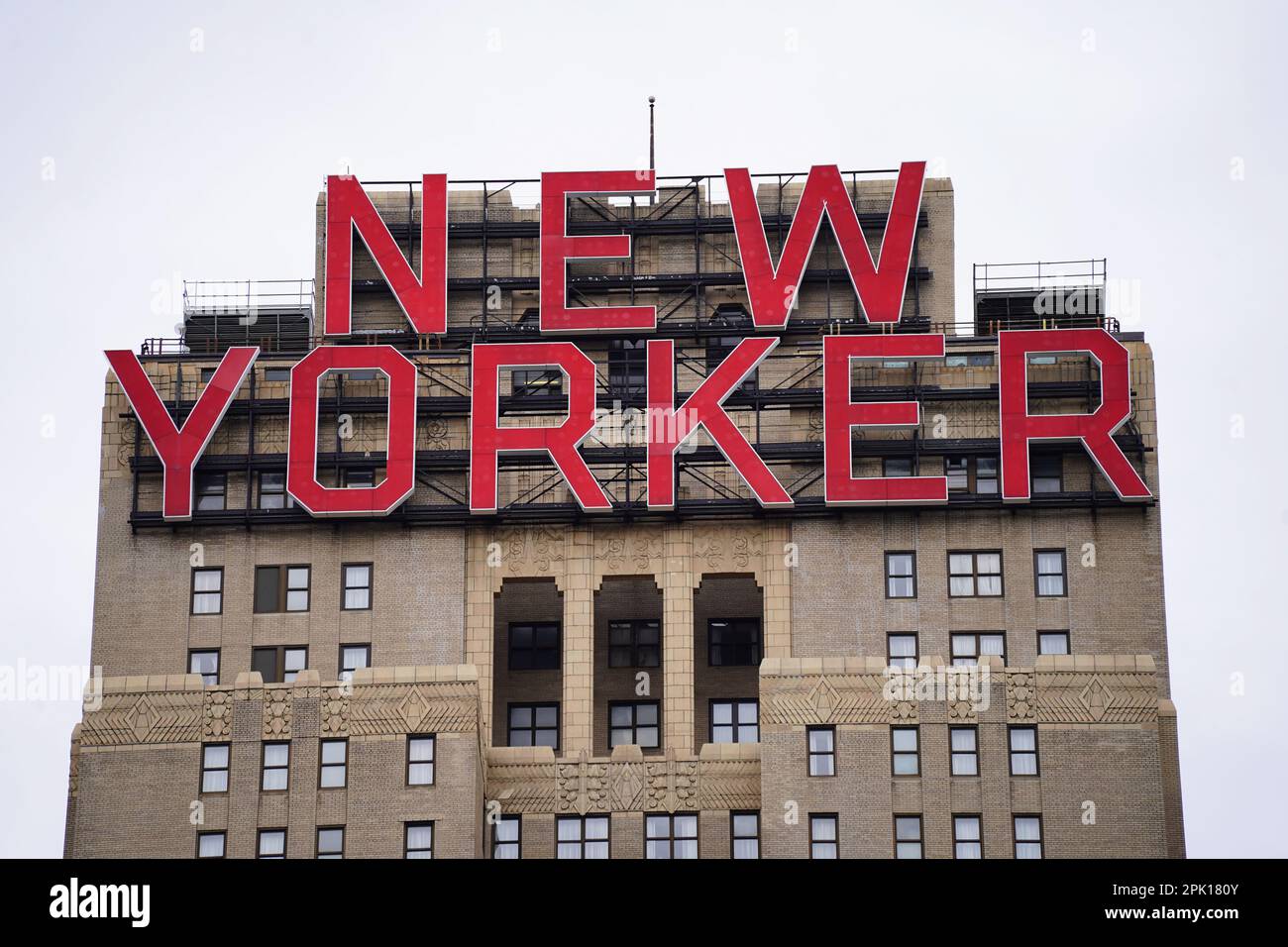 New York, NY - 31. März 2023: Nahaufnahme des berühmten New Yorker Hotel-Zeichens in Manhattan, Teil von Wyndham Hotels & Resorts Stockfoto