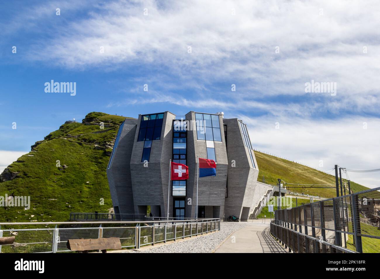 Monte Generoso, Schweiz - Juli 17. 2021: Das moderne Restaurant „Tone Flower“, entworfen vom Schweizer Architekten Mario Botta, steht auf dem 1700 Meter Stockfoto