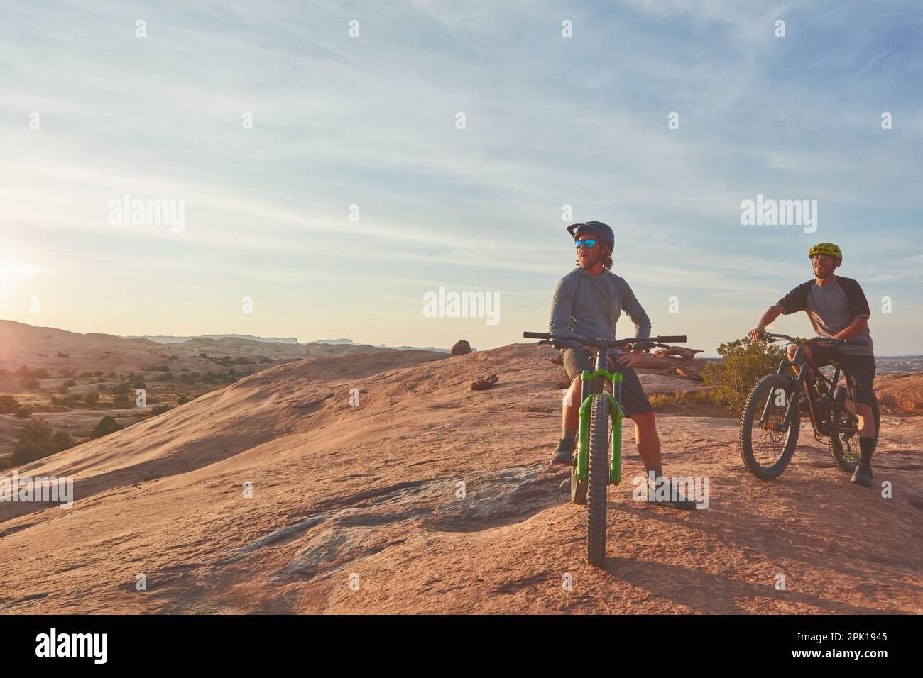 Die besten Tage enden mit einer Fahrradtour. Gesamtbild von zwei jungen männlichen Athleten, die Mountainbike in der Wildnis fahren. Stockfoto