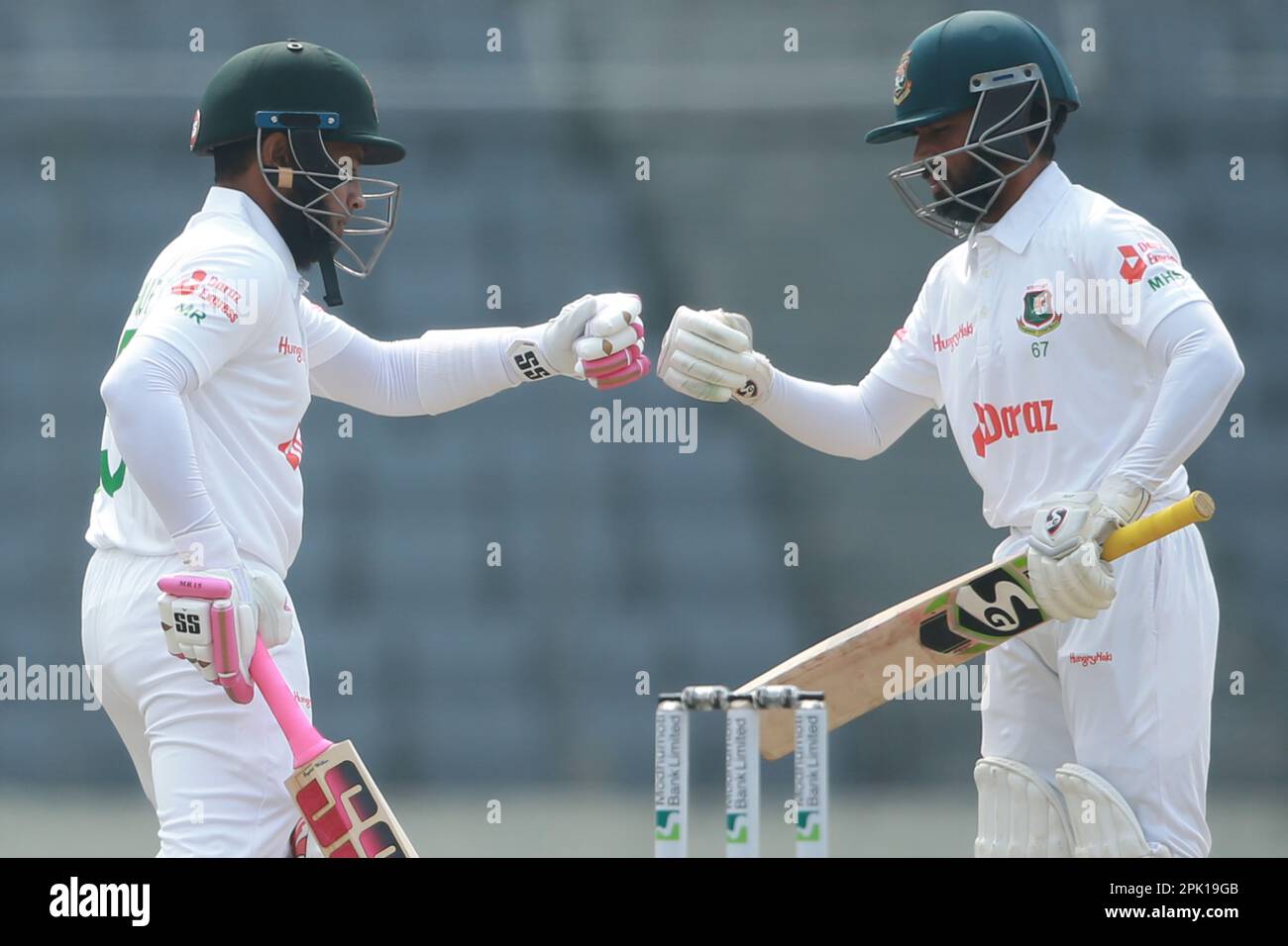 Mushfiqur Rahim und Mominul Haque am zweiten Tag des alleinigen Testspiels zwischen Bangladesch und Irland im Sher-e-Bangla National Cricket Stadi Stockfoto