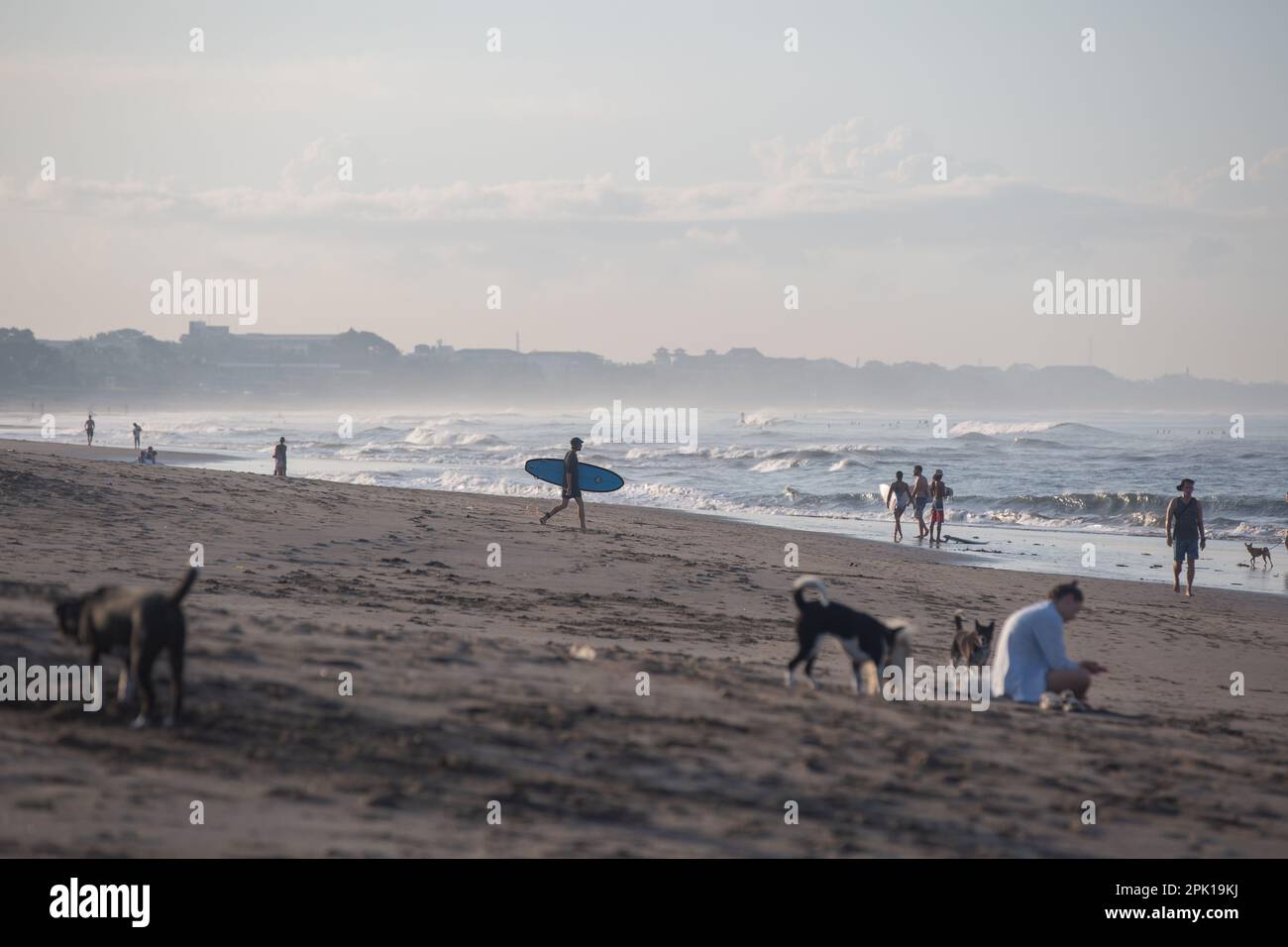 Canggu, Bali, Indonesien - 14. März 2023: Menschen am Strand in Bali, Indonesien. Stockfoto