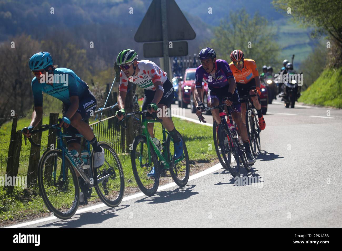 Ariski, Navarra, Spanien. 4. April 2023. Arkiskil, Spanien, 04. April 2023: Die Abspaltung unter Führung von Javier Romo (Team Astana Qazaqstan) während der 2. Etappe des Baskenlandes Itzulia 2023 zwischen Viana und Leitza am 04. April 2023 in Arkiskil, Spanien. (Kreditbild: © Alberto Brevers/Pacific Press via ZUMA Press Wire) NUR ZUR REDAKTIONELLEN VERWENDUNG! Nicht für den kommerziellen GEBRAUCH! Stockfoto