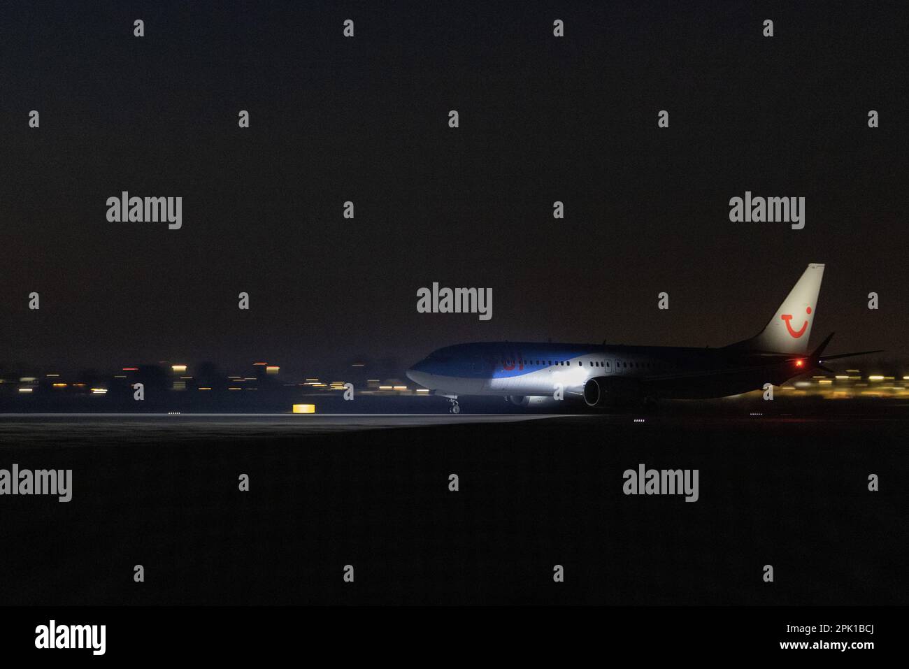 SCHIPHOL - Ein TUI-Flugzeug startet von Schiphol. Der Flughafen will alle Nachtflüge streichen, um die Lärmbelästigung zu begrenzen. ANP MICHEL VAN BERGEN niederlande raus - belgien raus Stockfoto