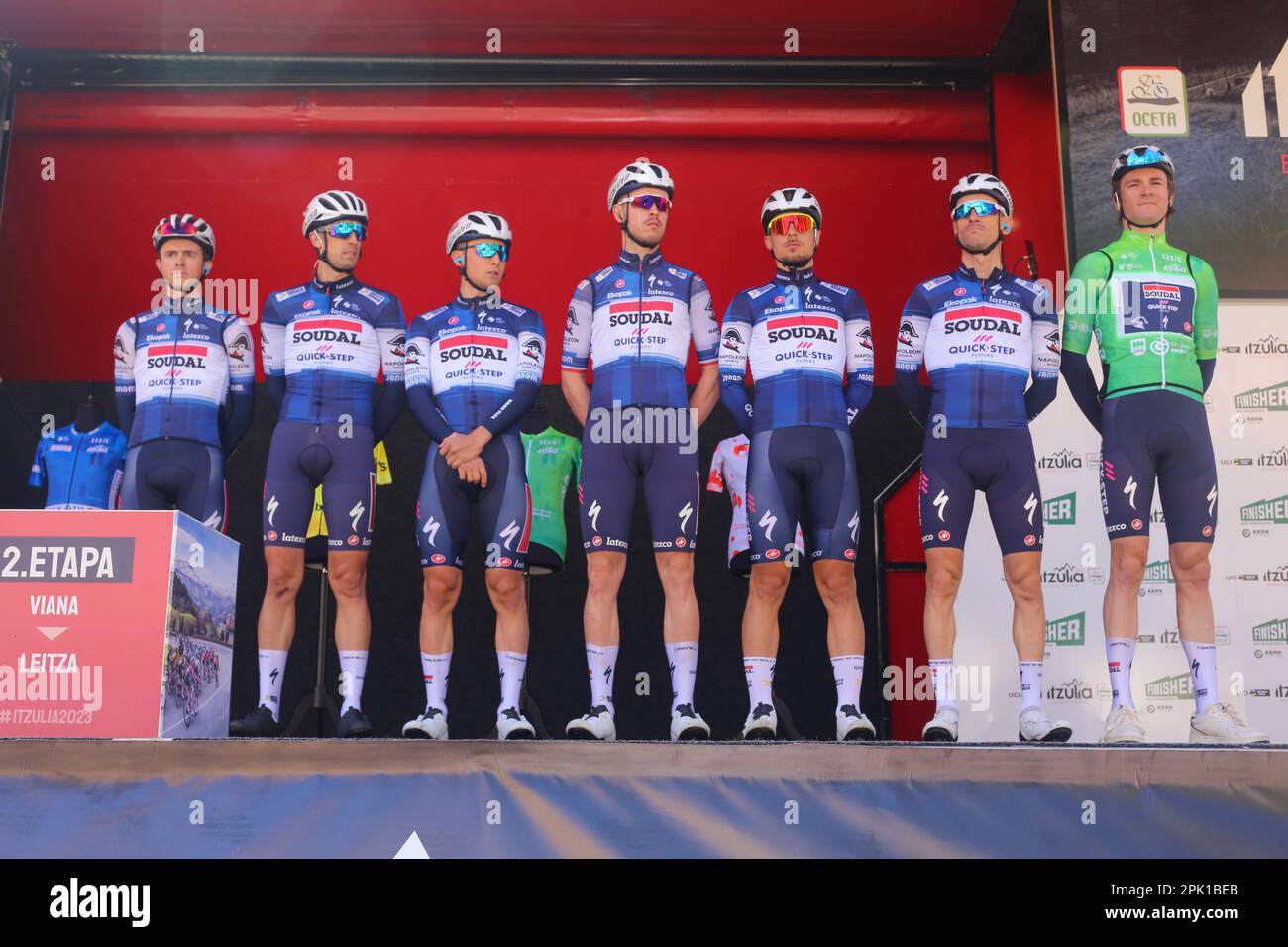 Ariski, Navarra, Spanien. 4. April 2023. Viana, Spanien, 4. April 2023: Soudal - Quick Step Riders während der 2. Etappe des Baskenlandes Itzulia zwischen Viana und Leitza, am 04. April 2023 in Viana, Spanien. (Kreditbild: © Alberto Brevers/Pacific Press via ZUMA Press Wire) NUR ZUR REDAKTIONELLEN VERWENDUNG! Nicht für den kommerziellen GEBRAUCH! Stockfoto