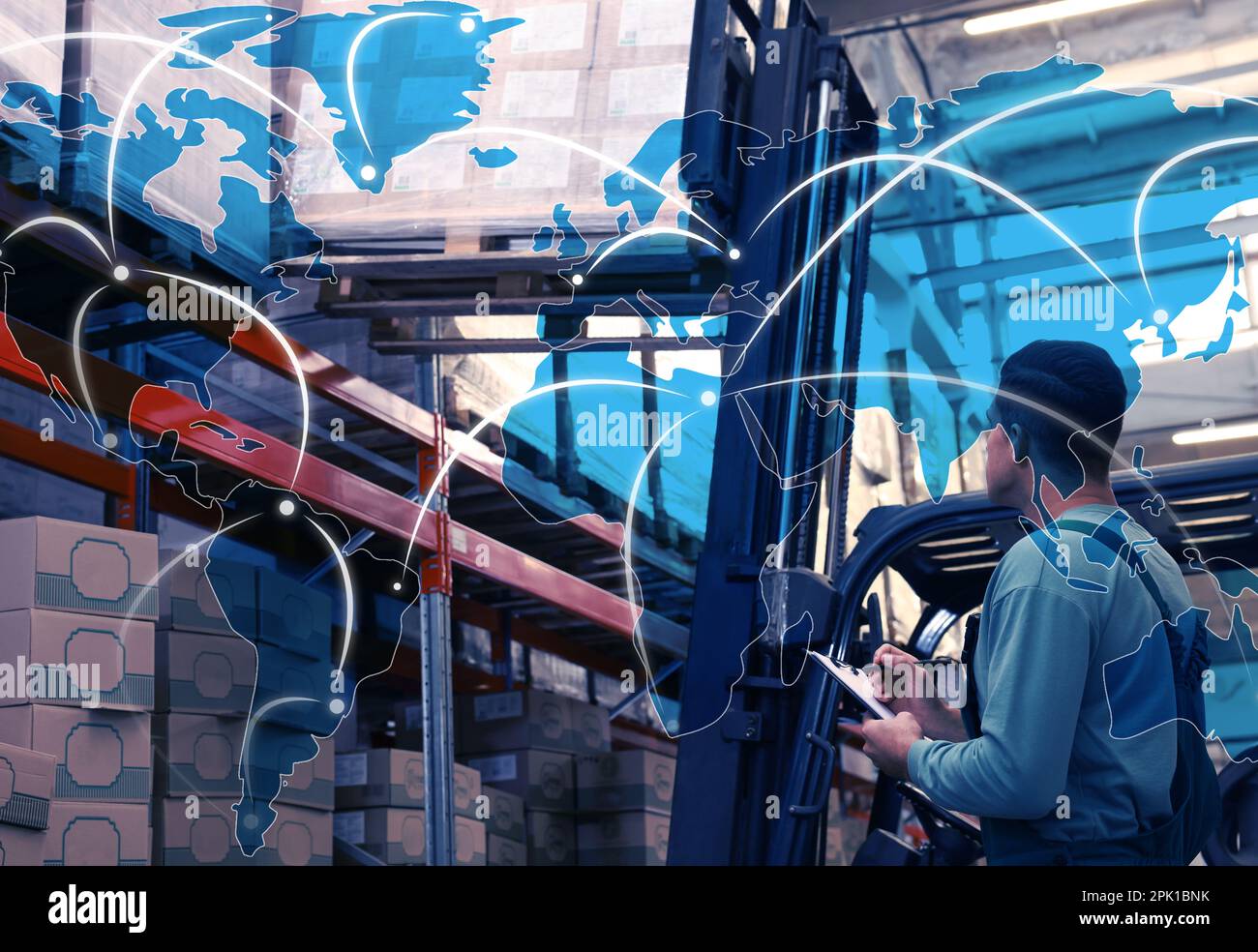 Weltweite Logistik. Arbeiter in der Nähe des Gabelstaplers mit Kartonkästen im Lager und Darstellung der Karte Stockfoto