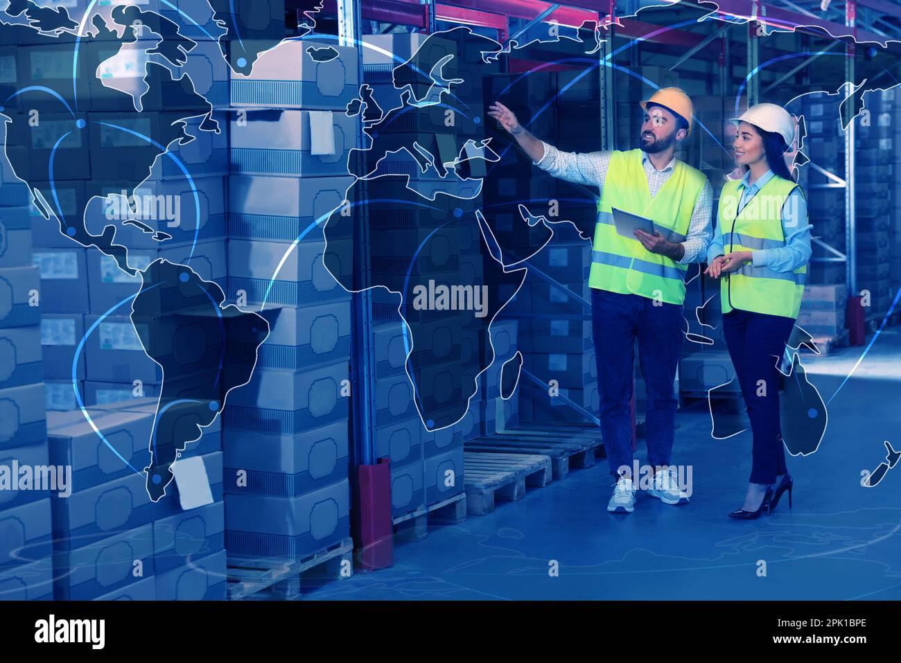 Weltweite Logistik. Manager und Arbeiter im Lager und Veranschaulichung der Karte Stockfoto