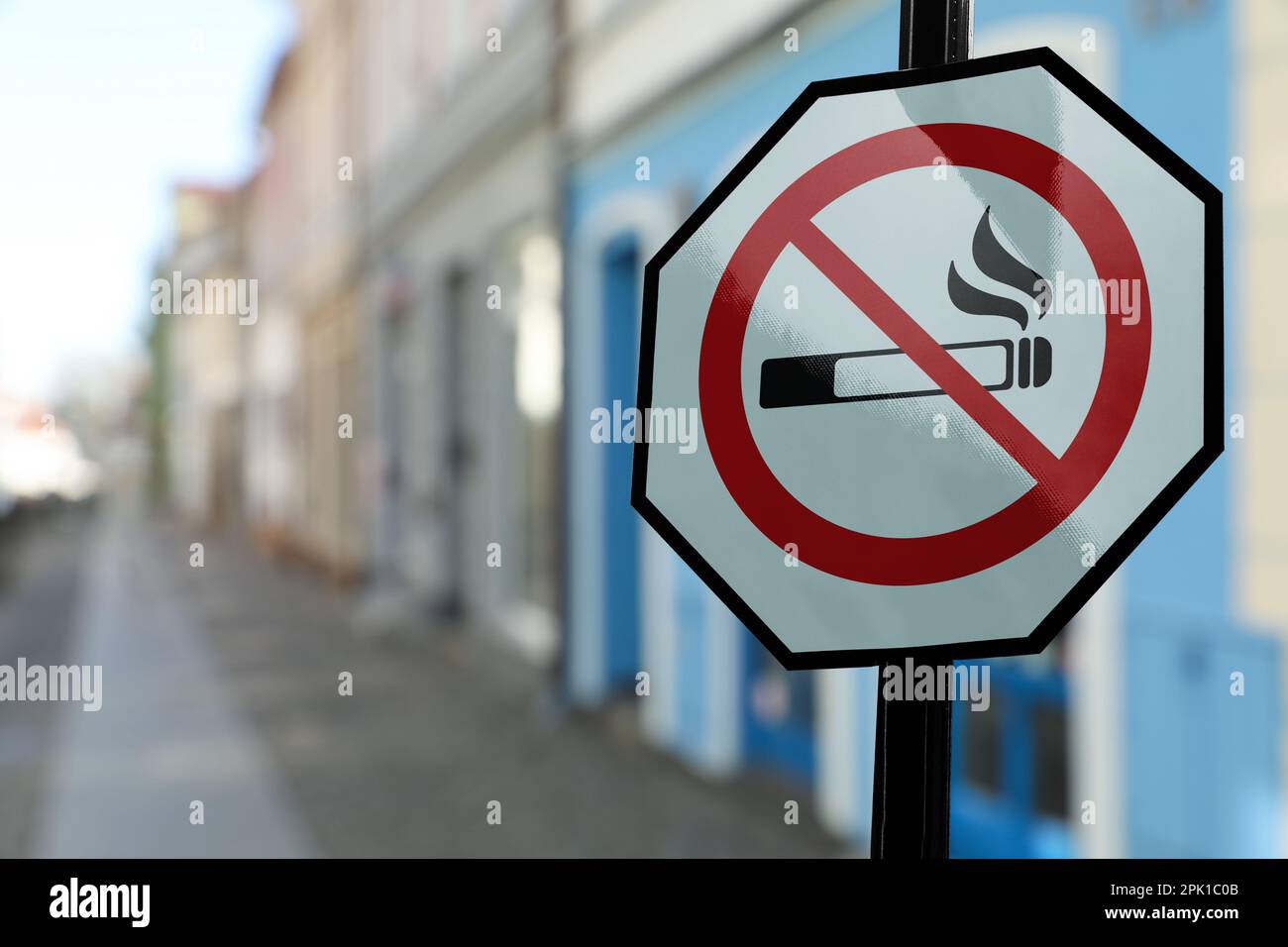 Schild „Rauchen verboten“ auf der Straße der Stadt. Platz für Text Stockfoto