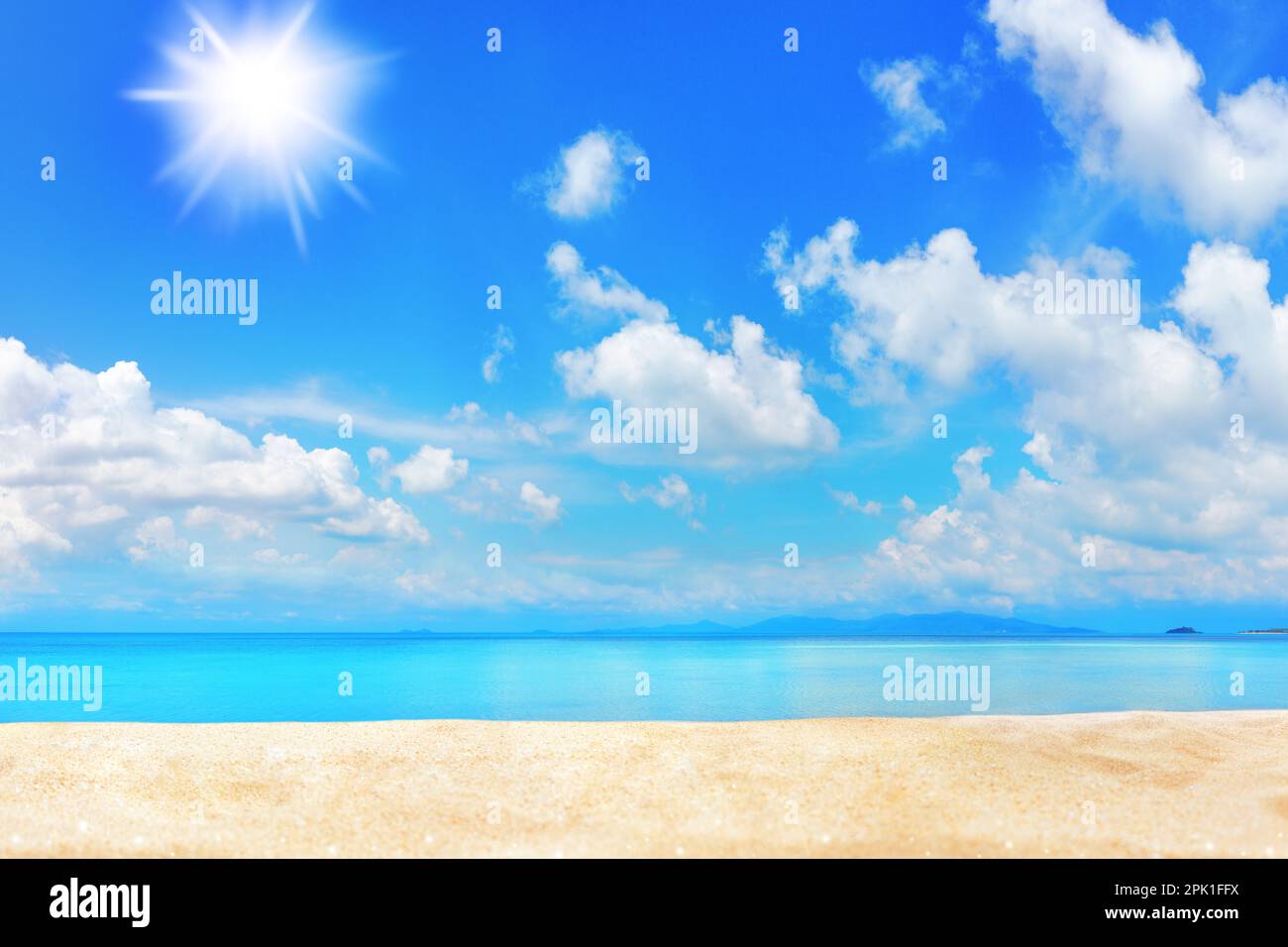 Tropisches Inselparadies Strand, blaues Meerwasser, türkisfarbenes Meer, Sand, Sonnenhimmel weiße Wolken, wunderschöne Panorama Landschaft, Sommerurlaub, Urlaub Stockfoto