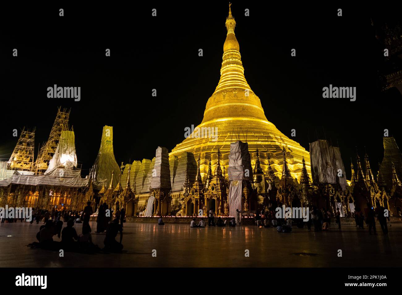 Yangon, Myanmar. 05. April 2023. Die Menschen beten gemeinsam auf dem Tempelgelände der Shwedagon-Pagode in Rangun. Das tägliche Leben während des tödlichen Bürgerkriegs in Myanmar. Am 1. Februar 2021 ergriff die Militärjunta-Regierung (Tatmadaw) die Macht durch Putsch, sperrte die demokratisch gewählte Regierung ein und stürzte das Land in eine anhaltende humanitäre Krise. Kredit: Matt Hunt/Neato/Alamy Live News Stockfoto