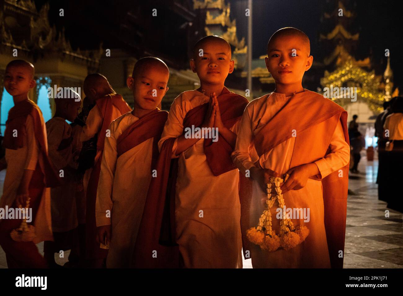 Yangon, Myanmar. 05. April 2023. Junge Mönche und Nonnen posieren für ein Porträt, während sie in der Shwedagon-Pagode in Rangun beten. Das tägliche Leben während des tödlichen Bürgerkriegs in Myanmar. Am 1. Februar 2021 ergriff die Militärjunta-Regierung (Tatmadaw) die Macht durch Putsch, sperrte die demokratisch gewählte Regierung ein und stürzte das Land in eine anhaltende humanitäre Krise. Kredit: Matt Hunt/Neato/Alamy Live News Stockfoto
