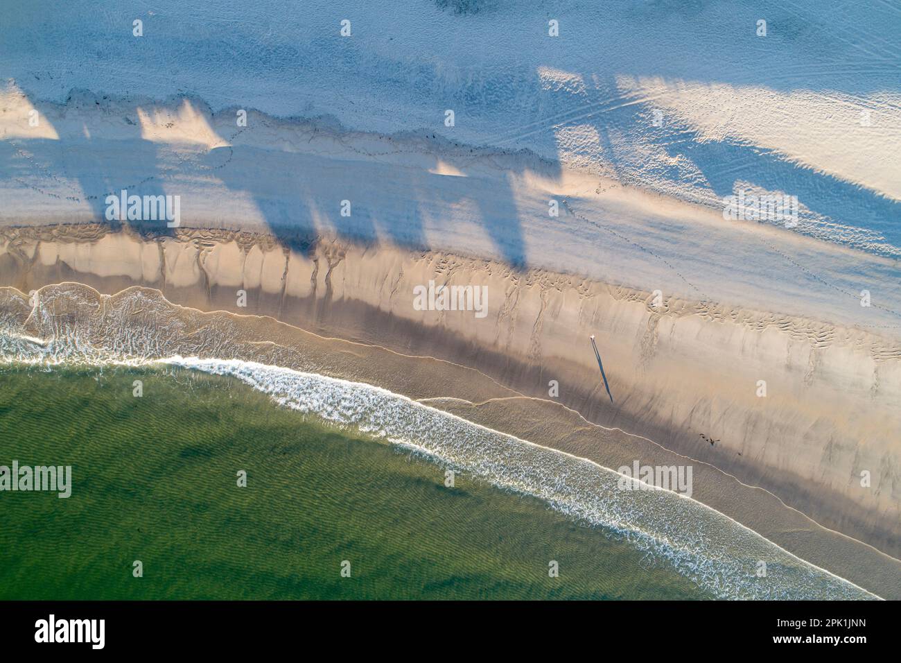 Draufsicht über einen Strand bei Sonnenaufgang Stockfoto