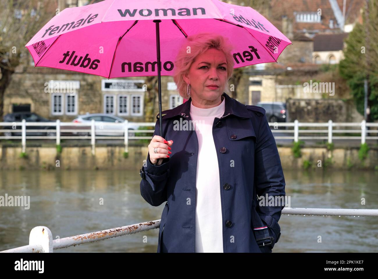 Kellie-Jay Keen, auch bekannt als Posie Parker, ein Anti-Transgender-Aktivist mit einem rosafarbenen Regenschirm mit dem Logo „Woman, adult, female“ in England im April 2023 Stockfoto