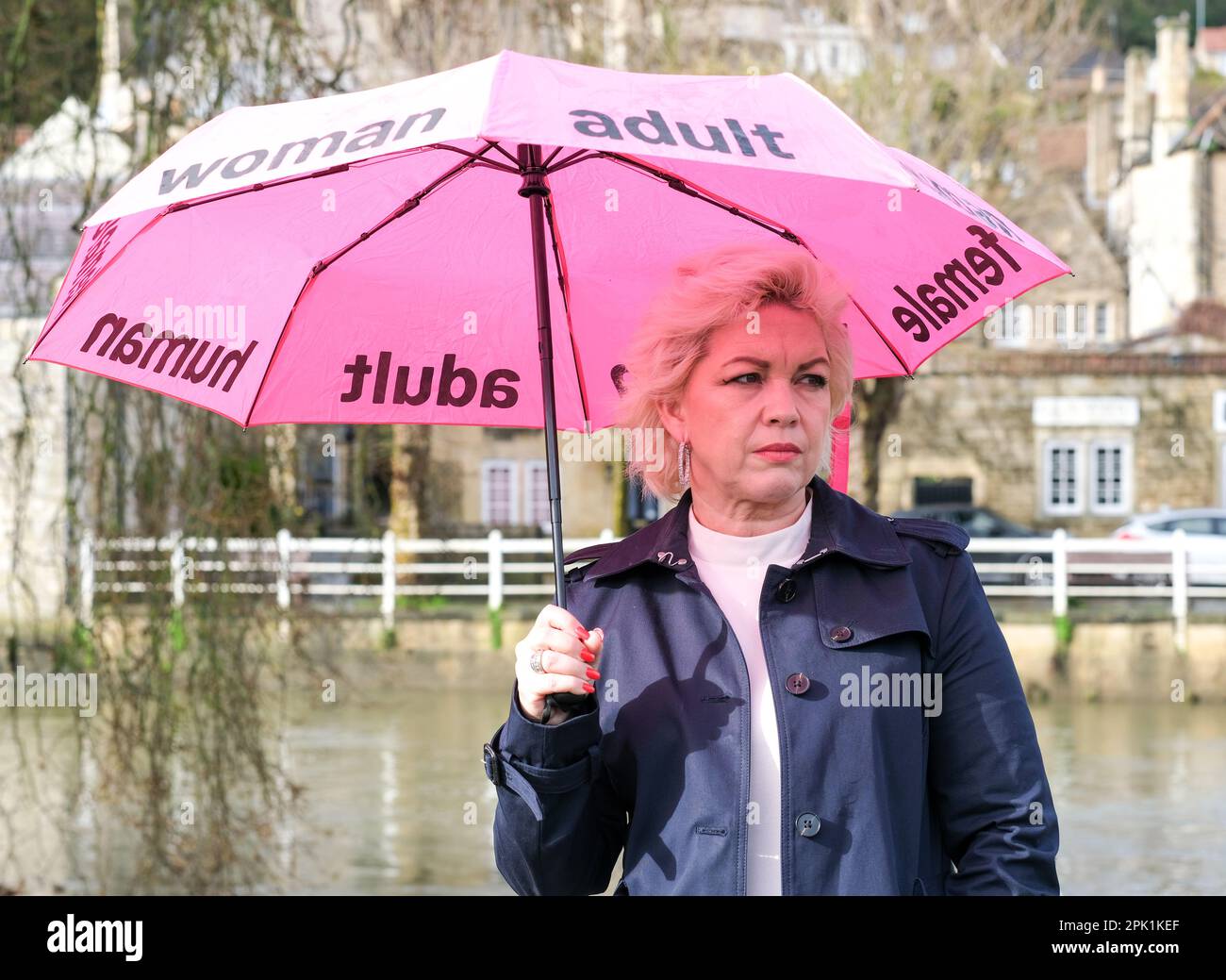 Kellie-Jay Keen, auch bekannt als Posie Parker, ein Anti-Transgender-Aktivist mit einem rosafarbenen Regenschirm mit dem Logo „Woman, adult, female“ in England im April 2023 Stockfoto