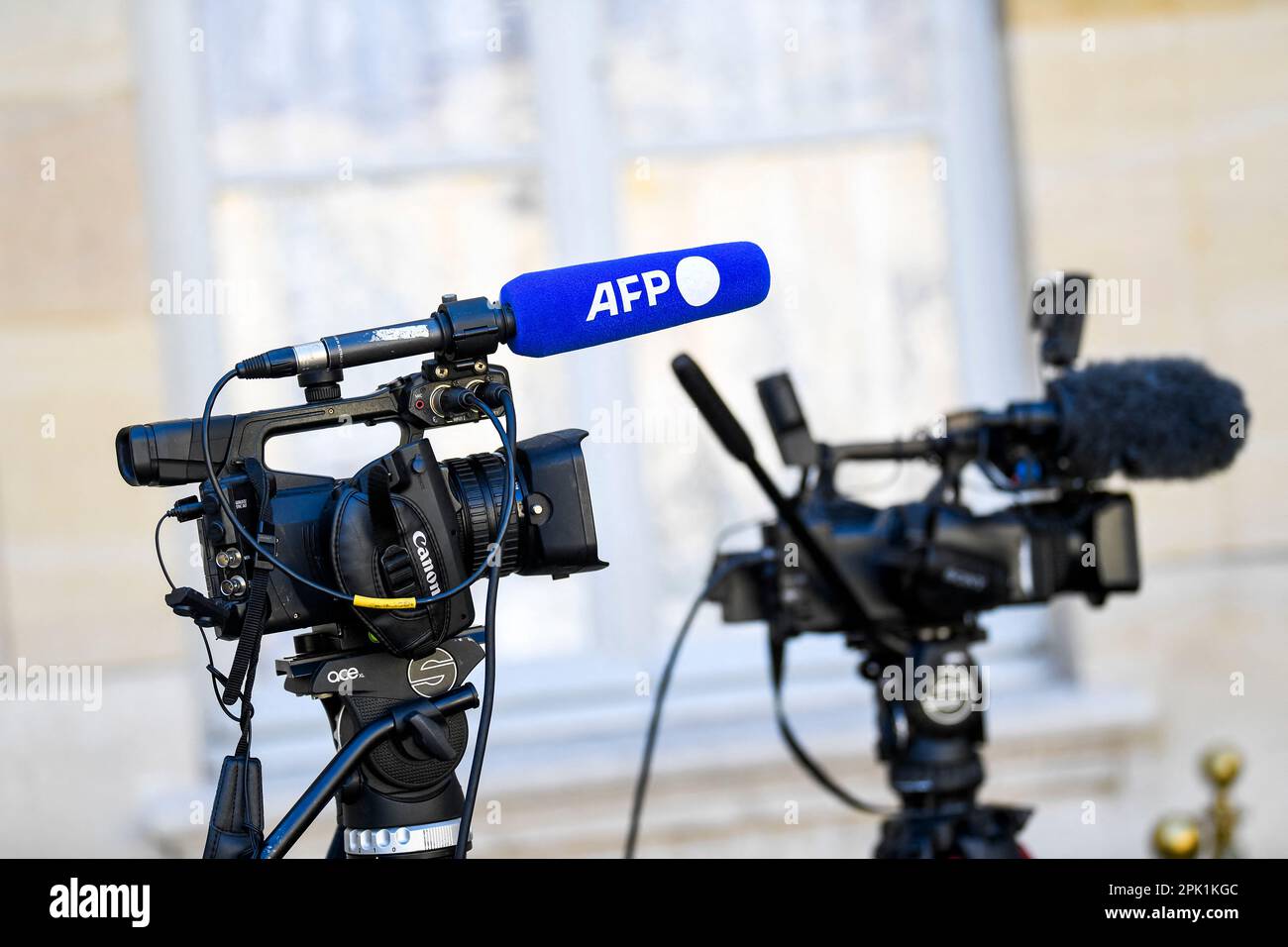 Paris, Frankreich. 04. April 2023. Abbildung zeigt eine Fernsehkamera und ein Mikrofon (Mikrofon, mikro, Mikro) mit dem Logo der französischen Presseagentur AFP („Agence France-Presse“) im Hotel Matignon am 4. April 2023 in Paris. Foto von Victor Joly/ABACAPRESS.COM Kredit: Abaca Press/Alamy Live News Stockfoto